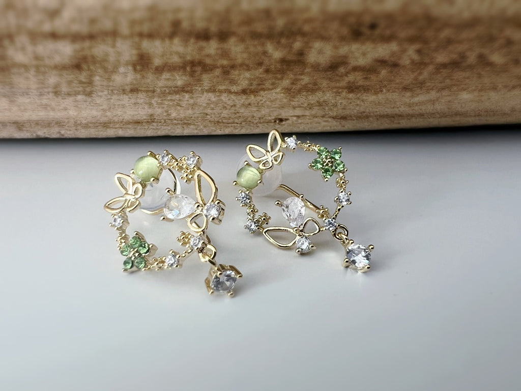 SANS DOULEUR ! Boucles d'oreilles CLIPS U pendants Zircon Papillons Mini fleur vert plaqué d'Or. Clips d'oreilles confortable. Prêt à offrir