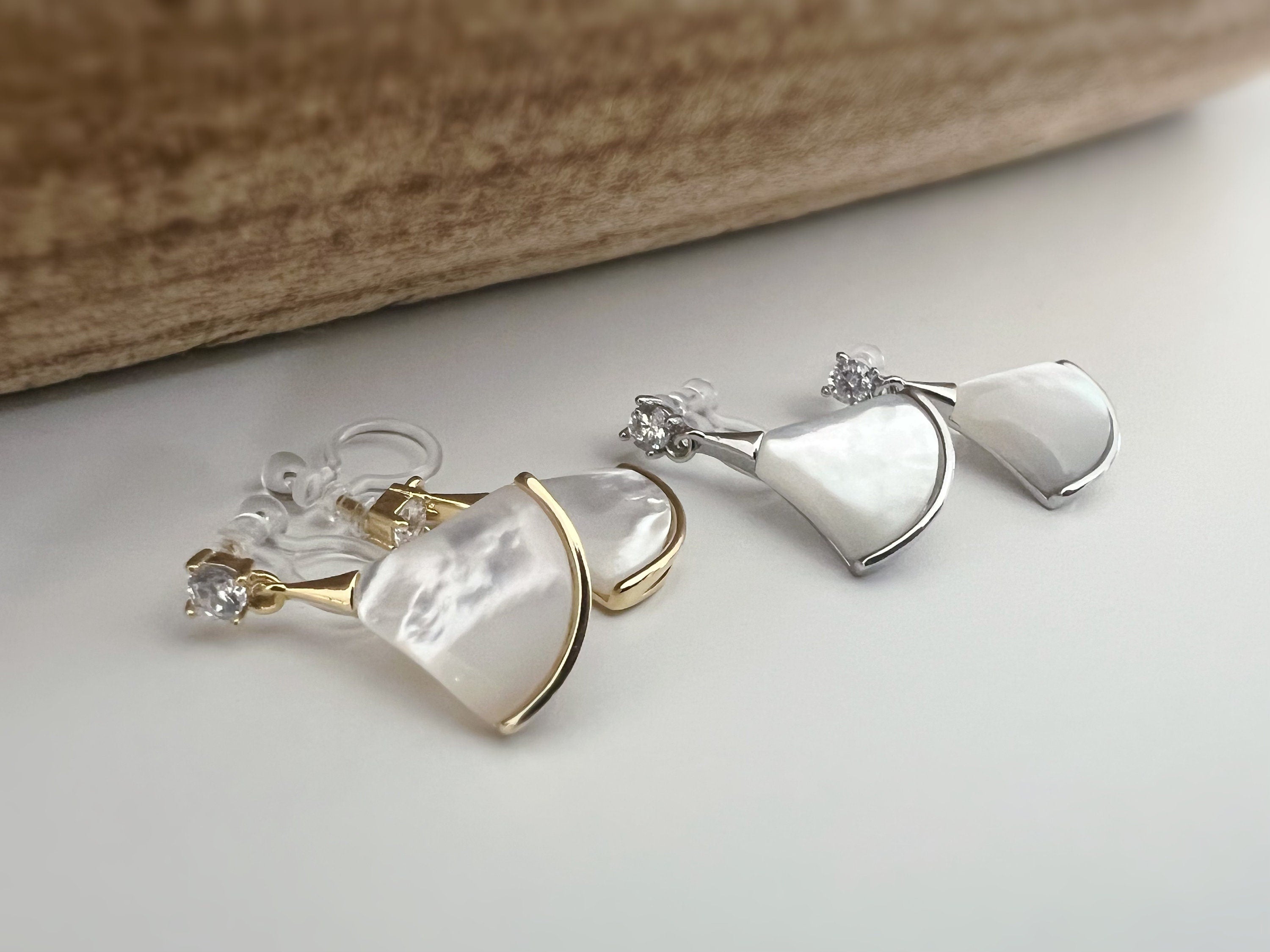 Invisible ear CLIPS Gold / Silver White mother-of-pearl fan shape Small round Zircon. Delicate minimalist earrings