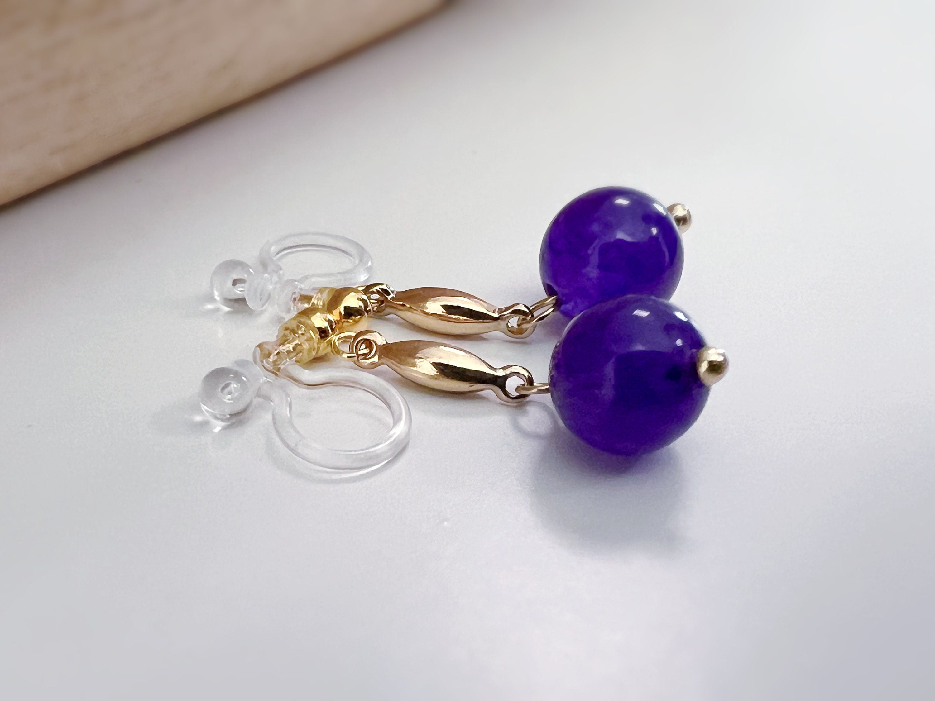 Boucles d'oreilles CLIPS INVISIBLES pendantes Or, petit barre, Perle couleur Violet Claire/ Violet foncé. Confortable. Prêt à offrir