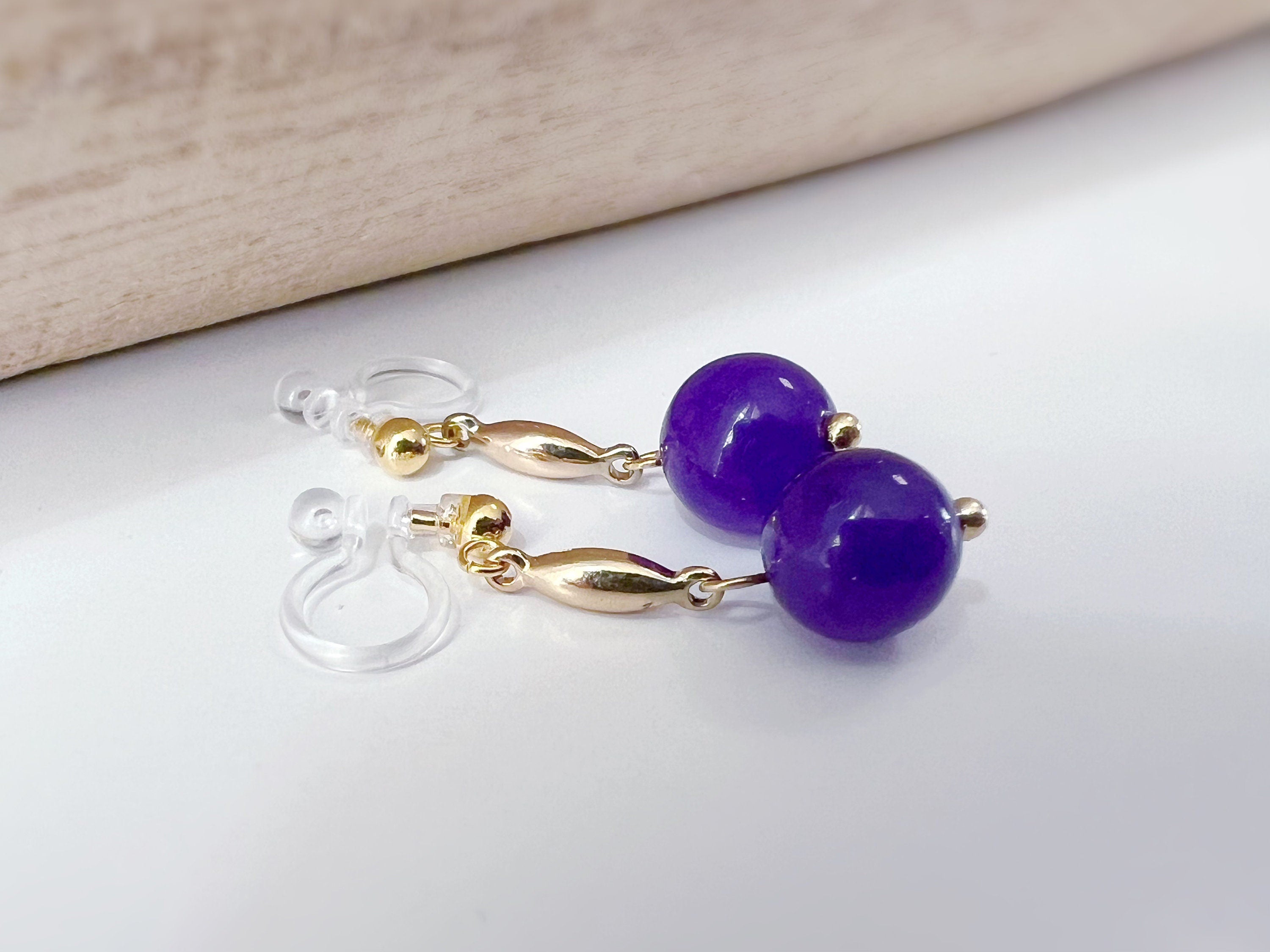 Boucles d'oreilles CLIPS INVISIBLES pendantes Or, petit barre, Perle couleur Violet Claire/ Violet foncé. Confortable. Prêt à offrir