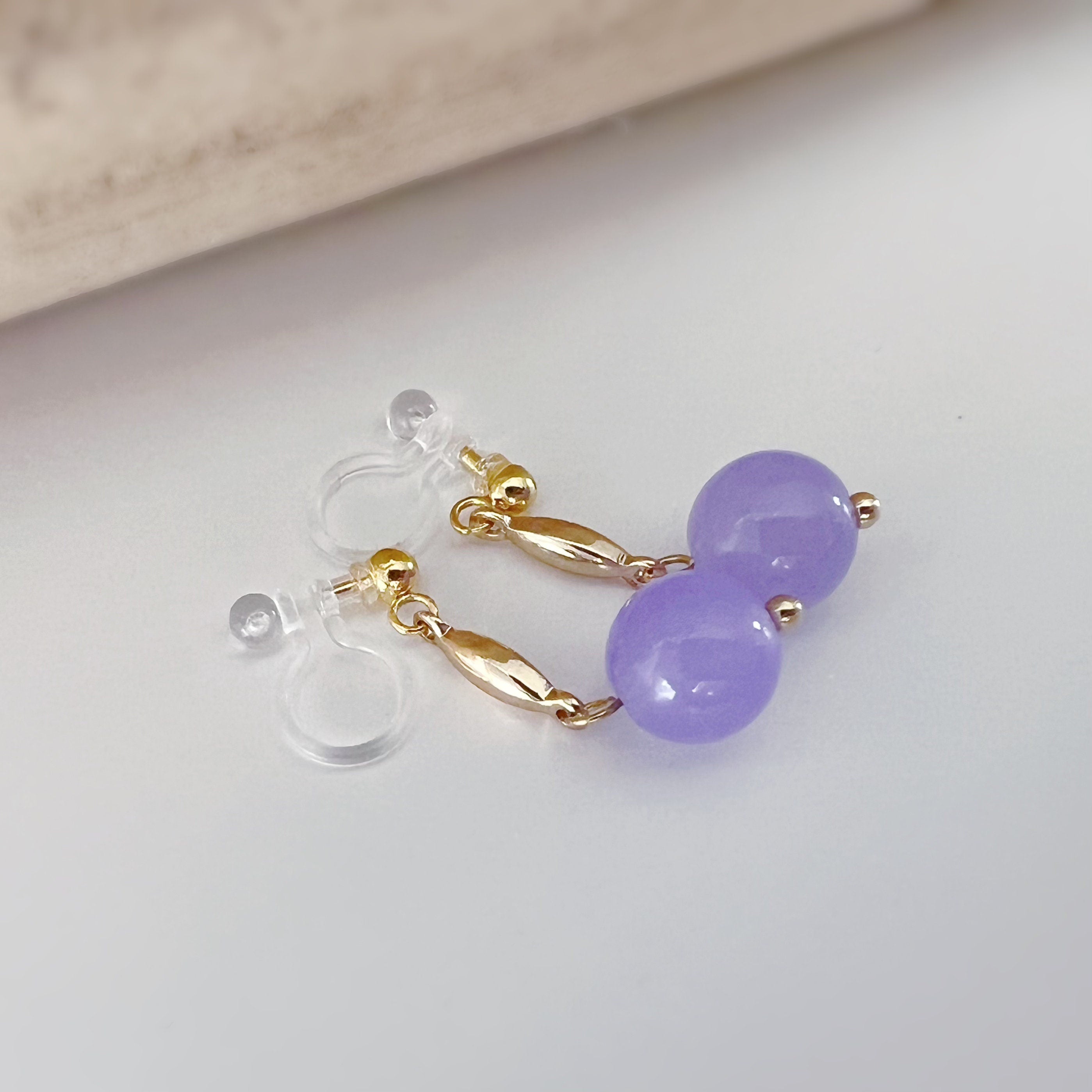 Boucles d'oreilles CLIPS INVISIBLES pendantes Or, petit barre, Perle couleur Violet Claire/ Violet foncé. Confortable. Prêt à offrir