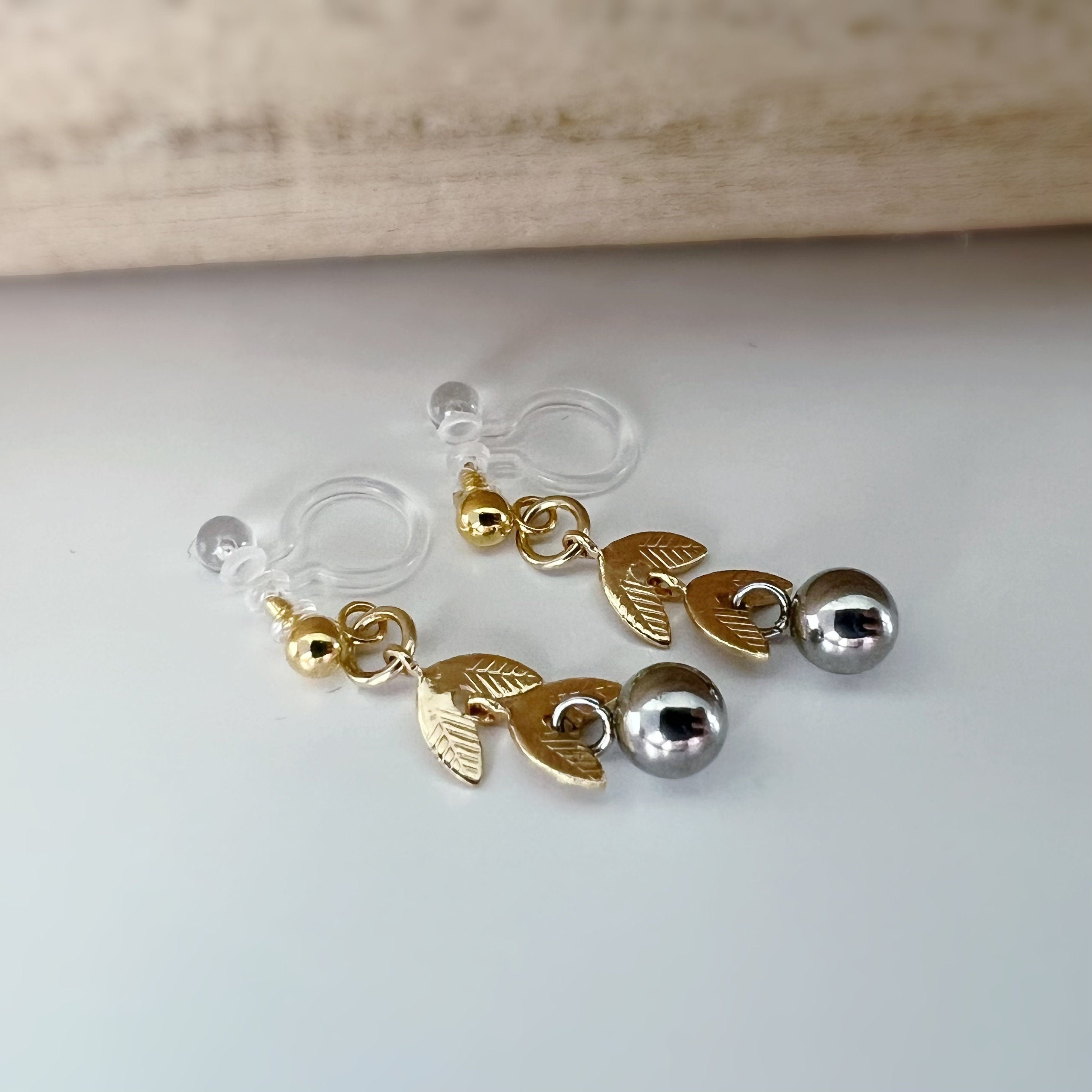 Boucles d'oreilles Clips INVISIBLES pendantes, Chaîne feuilles couleur or avec petit perle argenté. clips d'oreilles confortable.