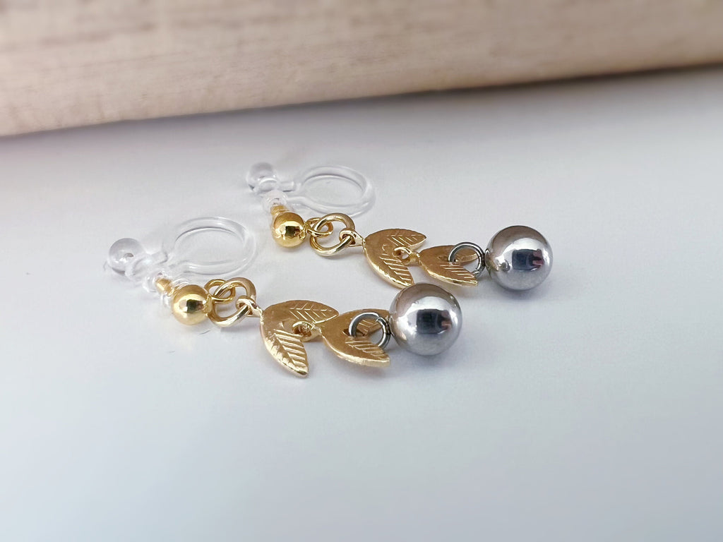 Boucles d'oreilles Clips INVISIBLES pendantes, Chaîne feuilles couleur or avec petit perle argenté. clips d'oreilles confortable.