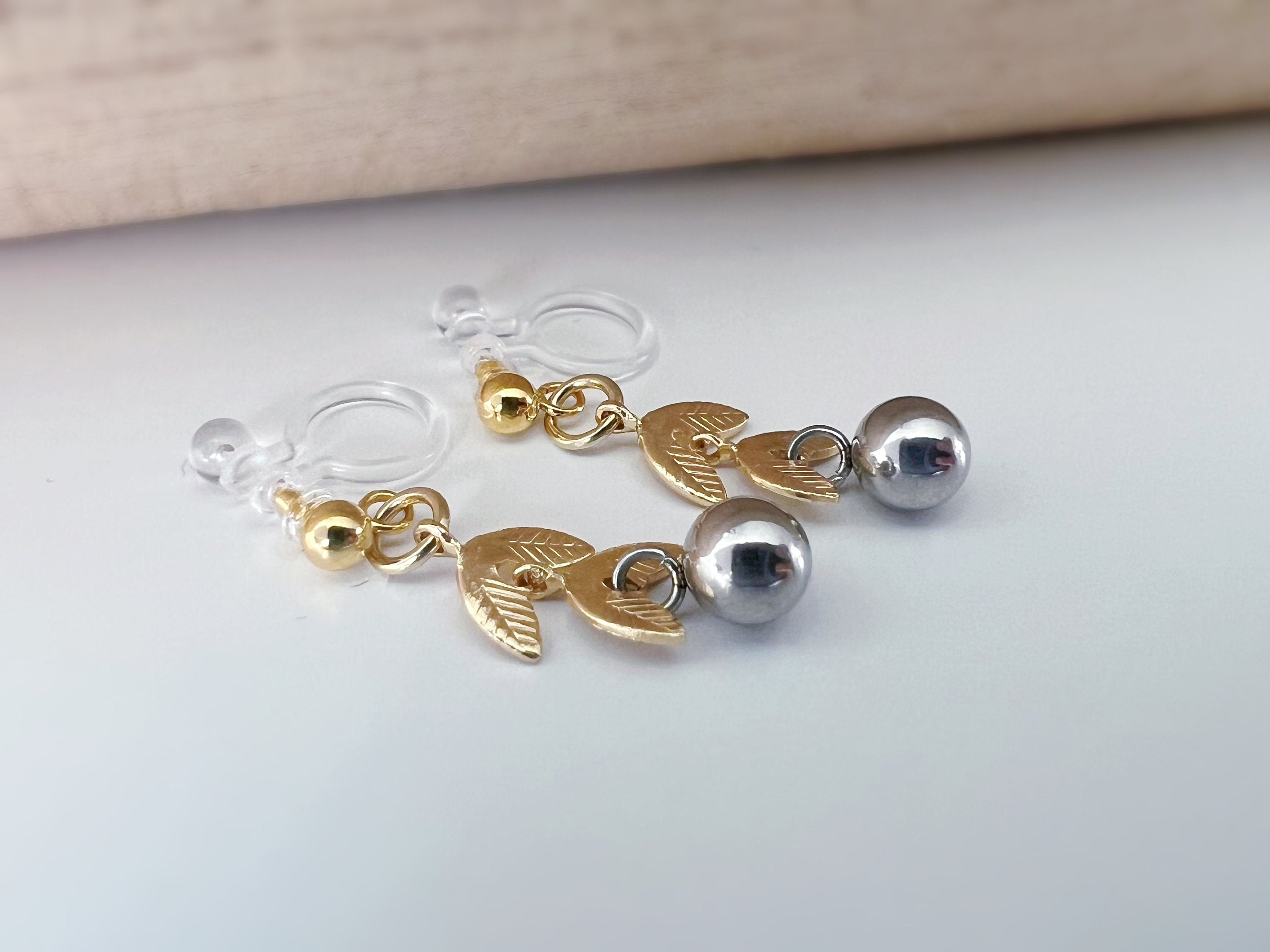 Boucles d'oreilles Clips INVISIBLES pendantes, Chaîne feuilles couleur or avec petit perle argenté. clips d'oreilles confortable.