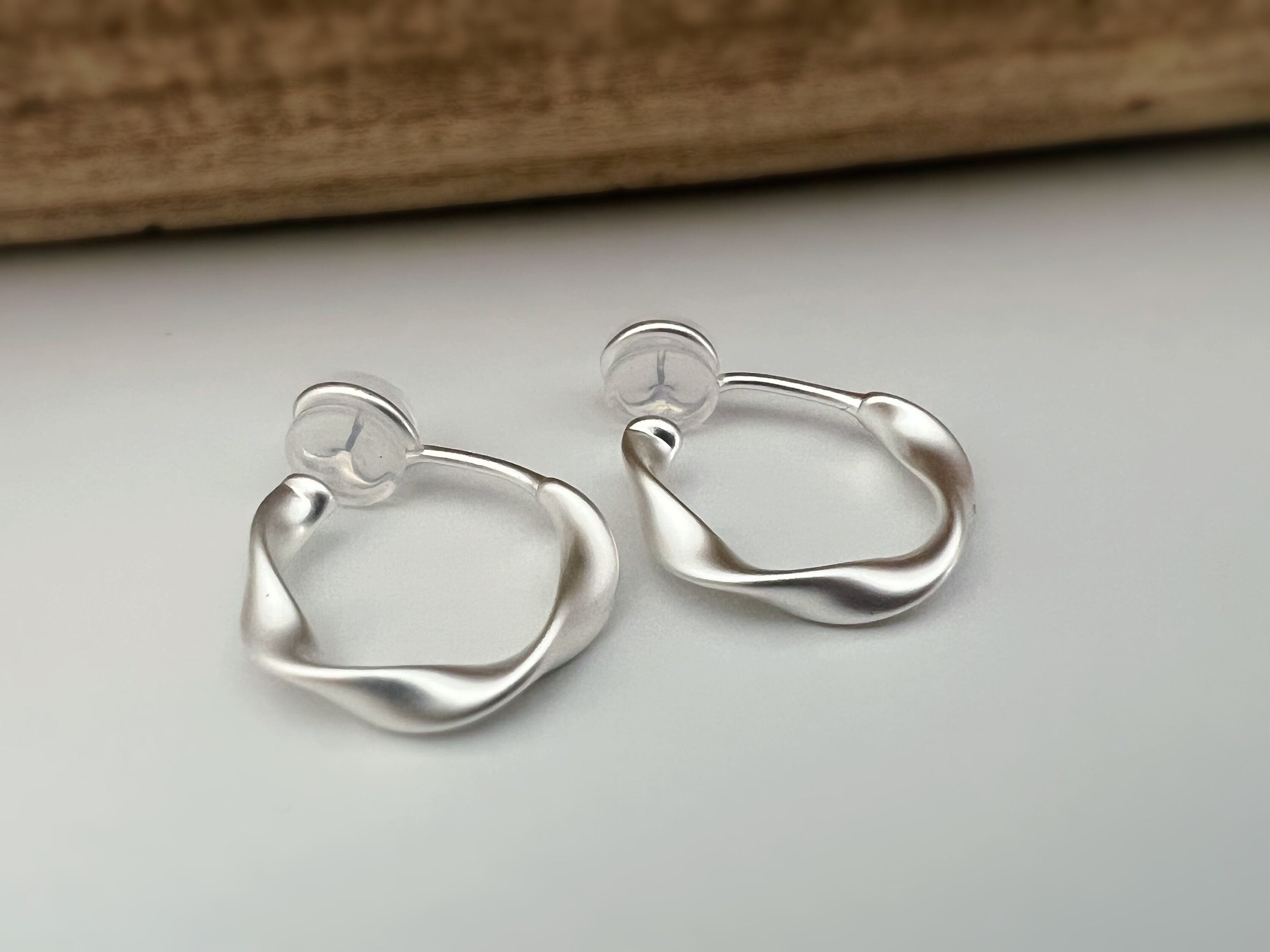 SANS DOULEUR ! 20mm Boucles d'oreilles CLIPS U Cercle torsadé Or Mat / Argent / Argent Mat. Clips d'oreilles confortable Boucles Délicates