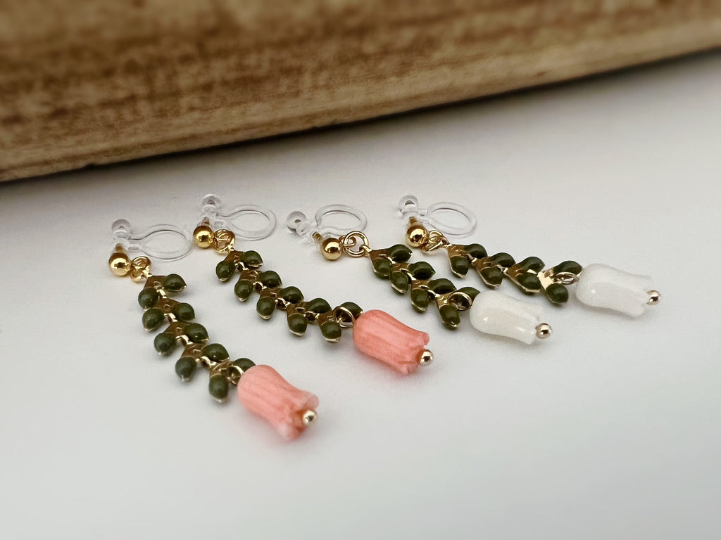 Boucles d'oreilles pendantes CLIPS INVISIBLES or, Chaîne feuilles vert kaki, Perle de coquillage Fleur Rose / Blanche, bijoux quotidien.