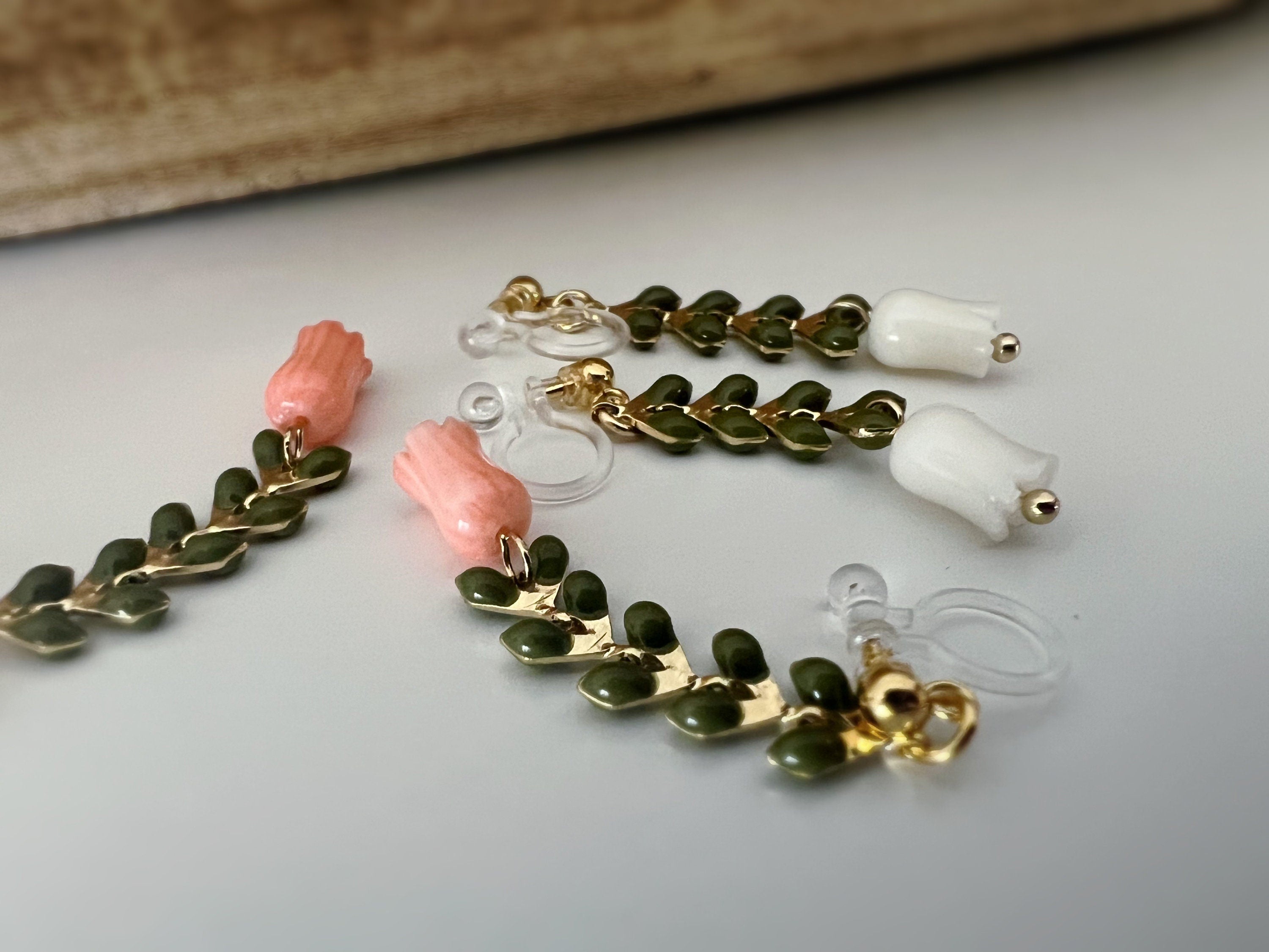 Boucles d'oreilles pendantes CLIPS INVISIBLES or, Chaîne feuilles vert kaki, Perle de coquillage Fleur Rose / Blanche, bijoux quotidien.