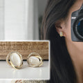 Boucles d'oreilles CLIPS INVISIBLES or, Pierre oeil de chat blanc laiteux entourée d'un double cercle de strass Zircon, bijoux quotidien.