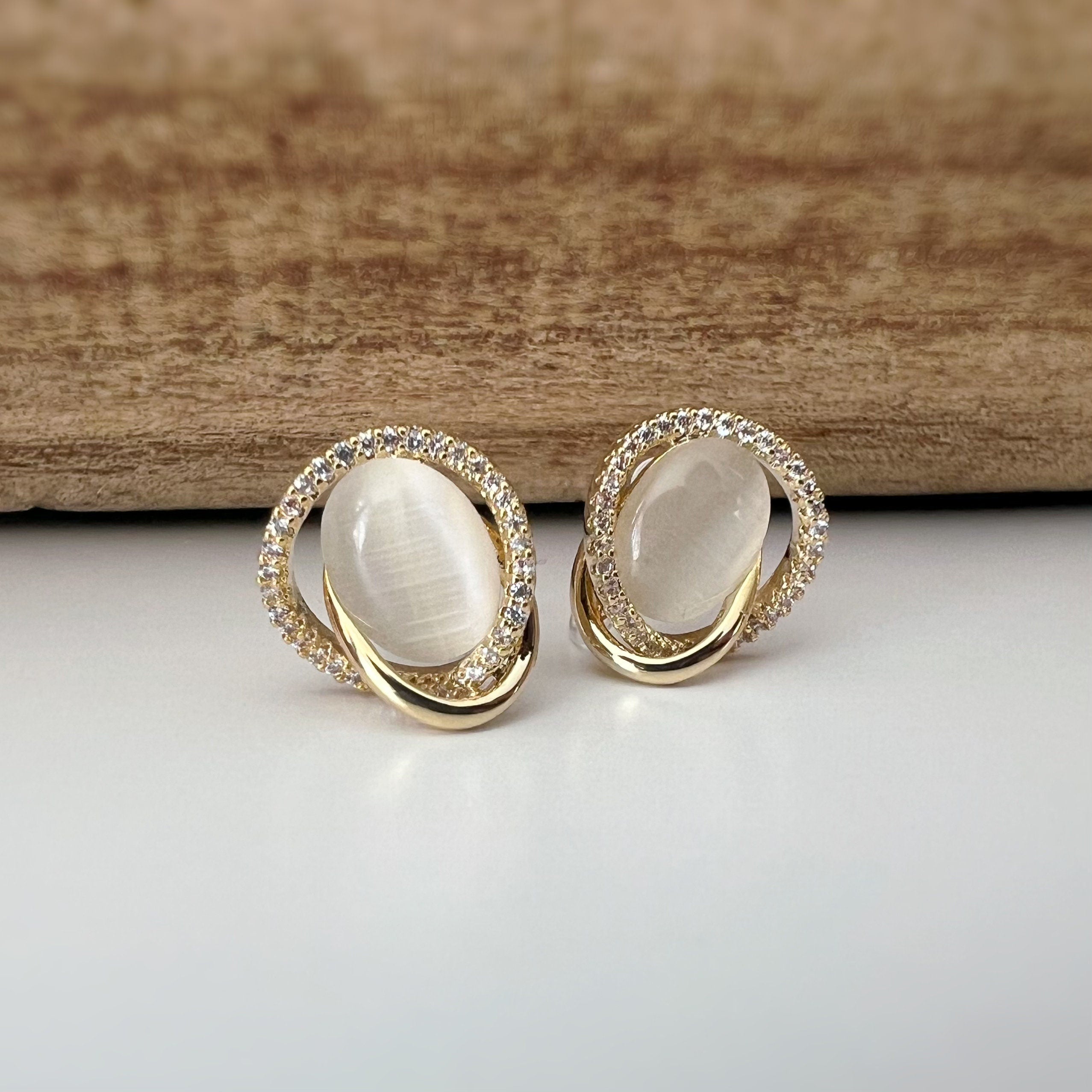 Boucles d'oreilles CLIPS INVISIBLES or, Pierre oeil de chat blanc laiteux entourée d'un double cercle de strass Zircon, bijoux quotidien.