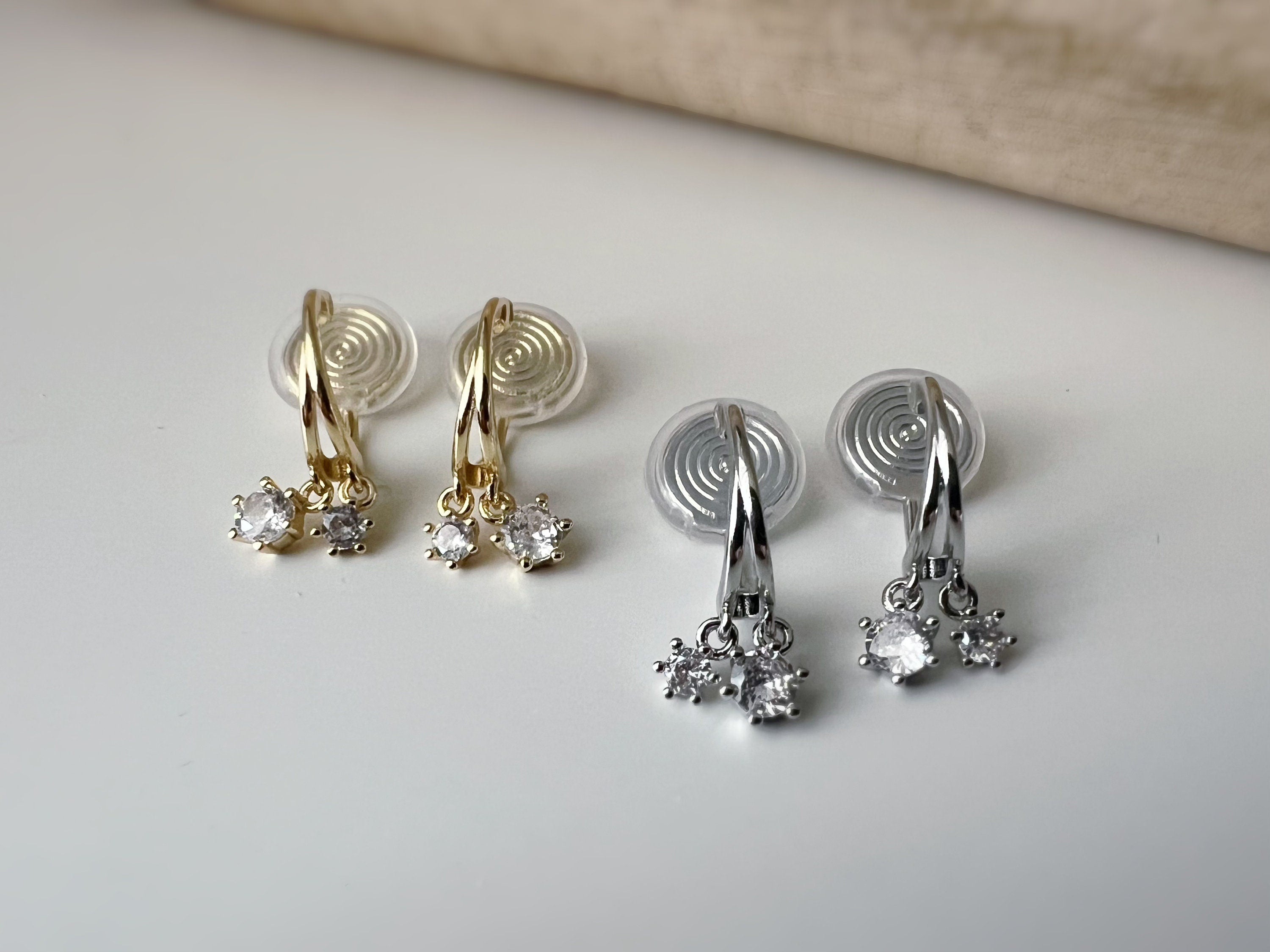 SANS DOULEUR ! Boucles d'oreilles CLIPS U spirale Petit cercle double Mini Pierres Zircon Rond plaqué d'Or. Clips d'oreilles confortable.