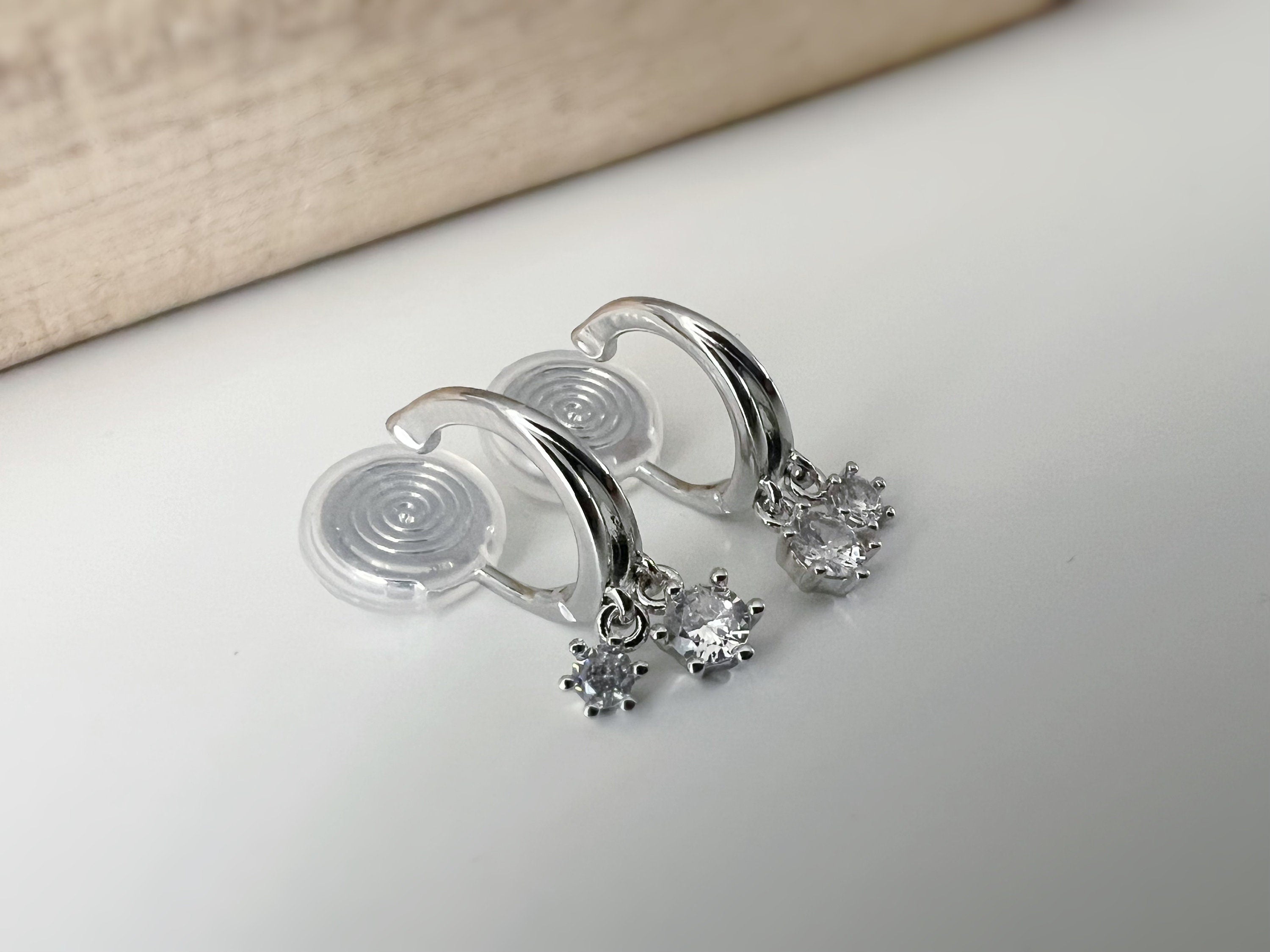 SANS DOULEUR ! Boucles d'oreilles CLIPS U spirale Petit cercle double Mini Pierres Zircon Rond plaqué d'Or. Clips d'oreilles confortable.