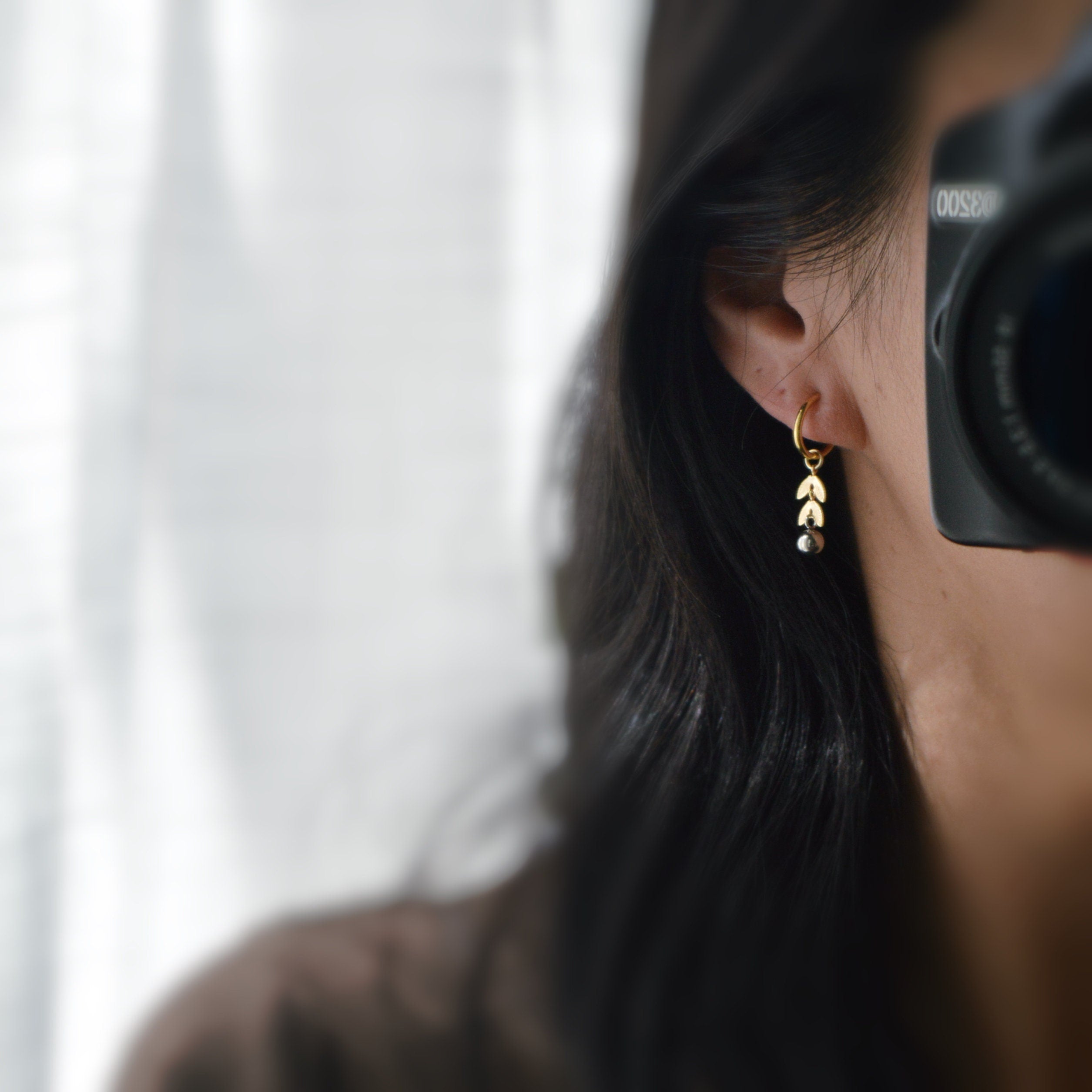 Clips d'oreille 2-EN-1 CLIPS pendants anneaux Créoles Chaîne feuilles Or avec petit perle argenté, Bijoux quotidien Anneaux 1.3cm