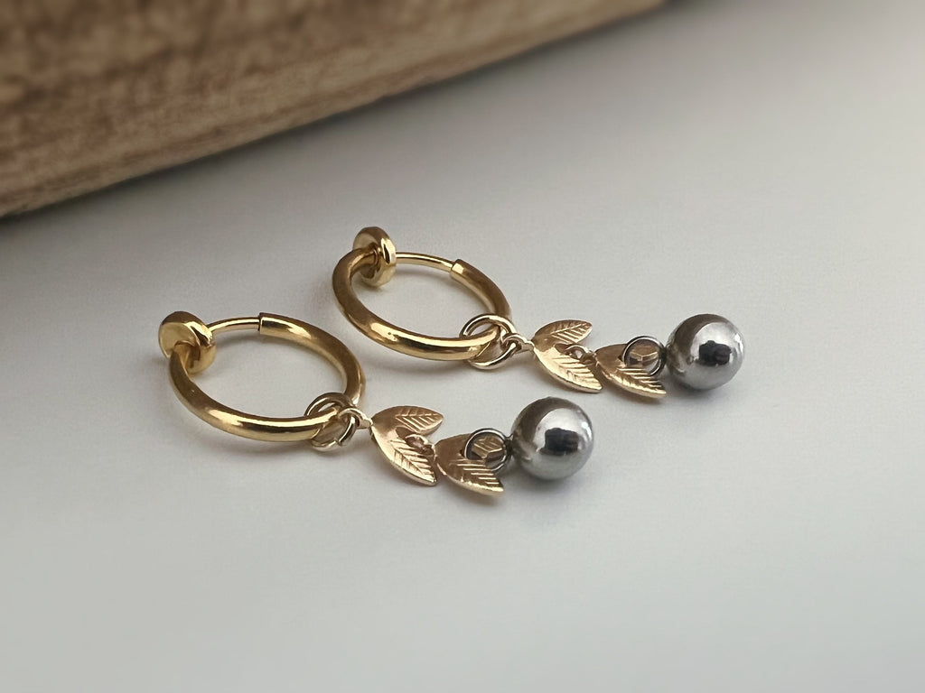 Clips d'oreille 2-EN-1 CLIPS pendants anneaux Créoles Chaîne feuilles Or avec petit perle argenté, Bijoux quotidien Anneaux 1.3cm