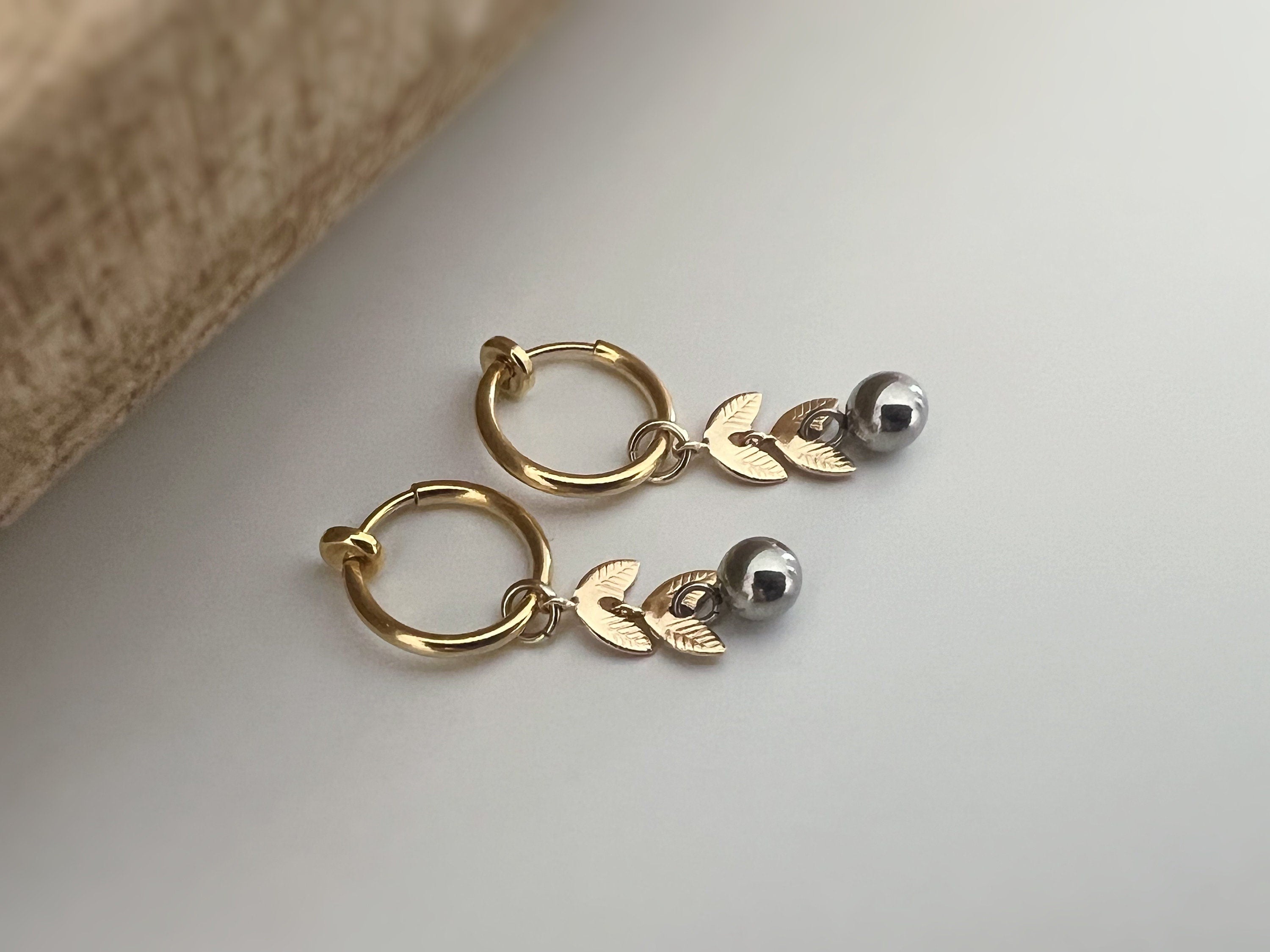 Clips d'oreille 2-EN-1 CLIPS pendants anneaux Créoles Chaîne feuilles Or avec petit perle argenté, Bijoux quotidien Anneaux 1.3cm