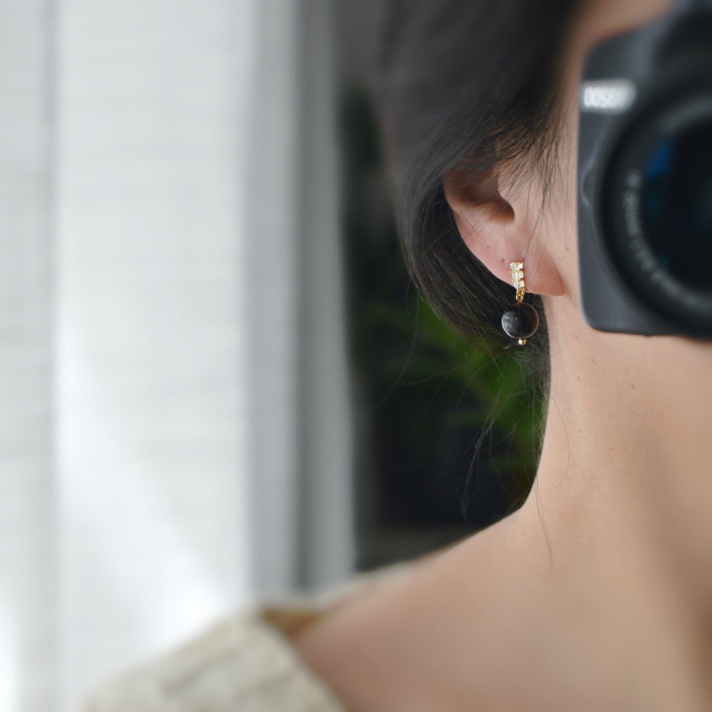 SANS DOULEUR ! Boucles d'oreilles CLIPS U Zircon spirale Perle Noir 10mm plaqué d'Or. Clips d'oreilles confortable. Prêt à offrir