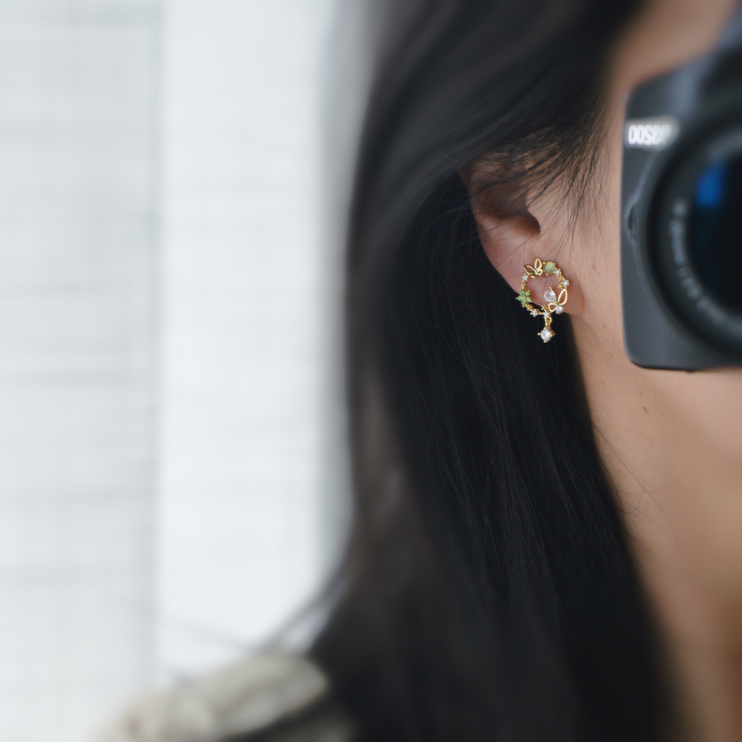 SANS DOULEUR ! Boucles d'oreilles CLIPS U pendants Zircon Papillons Mini fleur vert plaqué d'Or. Clips d'oreilles confortable. Prêt à offrir