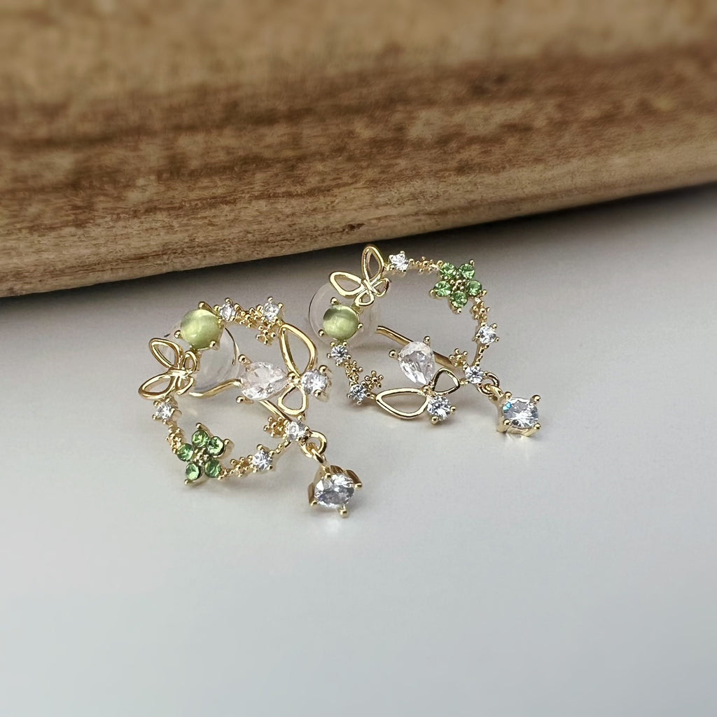 SANS DOULEUR ! Boucles d'oreilles CLIPS U pendants Zircon Papillons Mini fleur vert plaqué d'Or. Clips d'oreilles confortable. Prêt à offrir