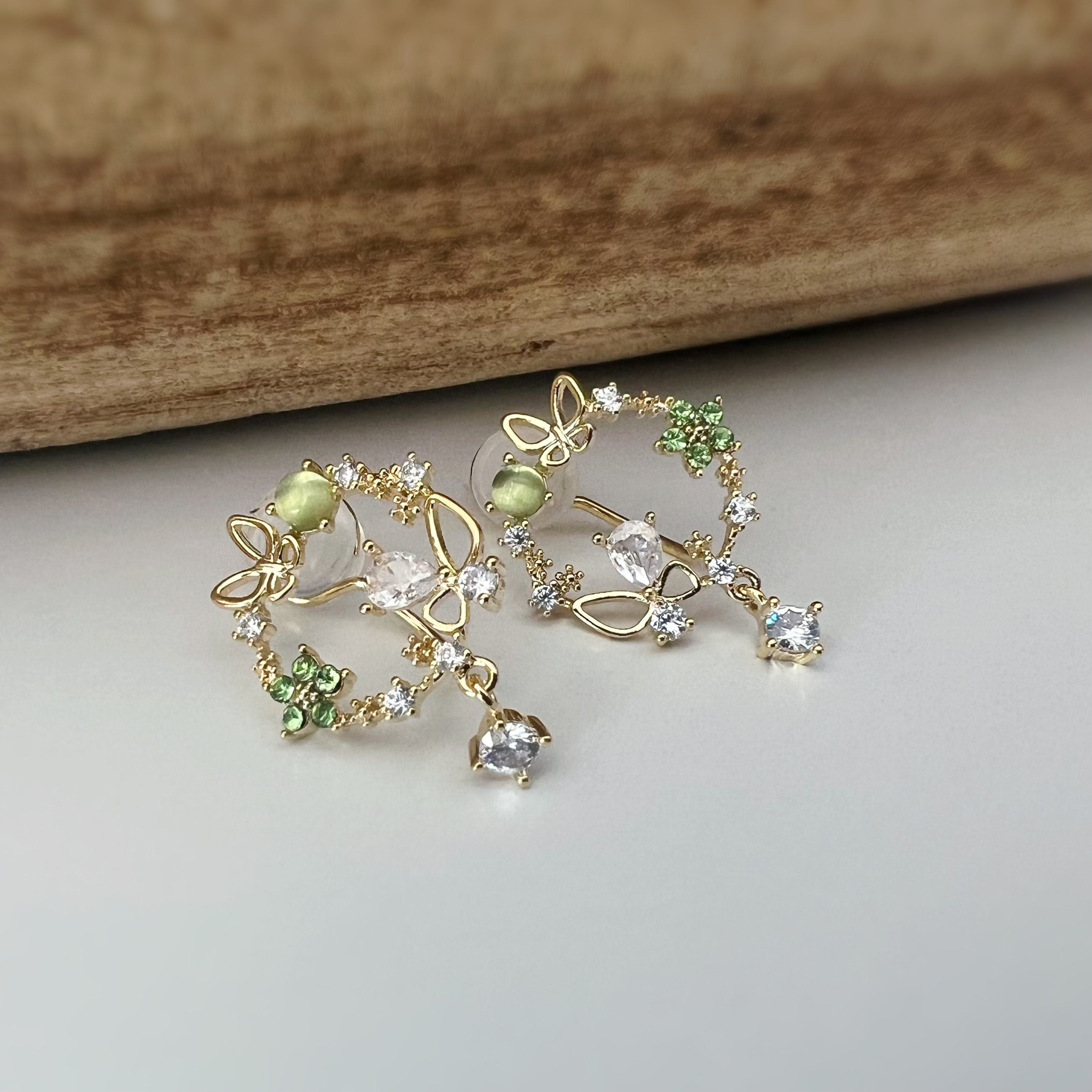 SANS DOULEUR ! Boucles d'oreilles CLIPS U pendants Zircon Papillons Mini fleur vert plaqué d'Or. Clips d'oreilles confortable. Prêt à offrir