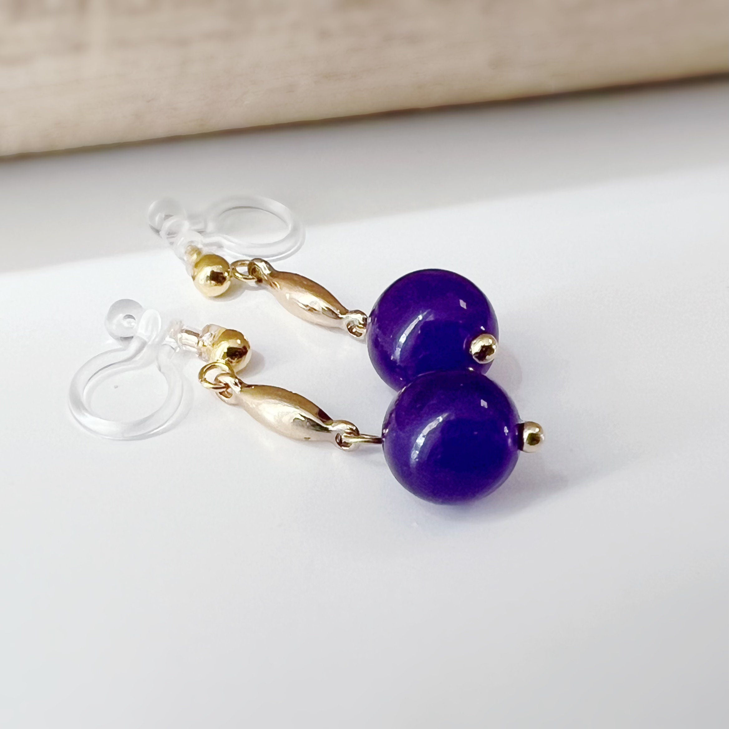 Boucles d'oreilles CLIPS INVISIBLES pendantes Or, petit barre, Perle couleur Violet Claire/ Violet foncé. Confortable. Prêt à offrir