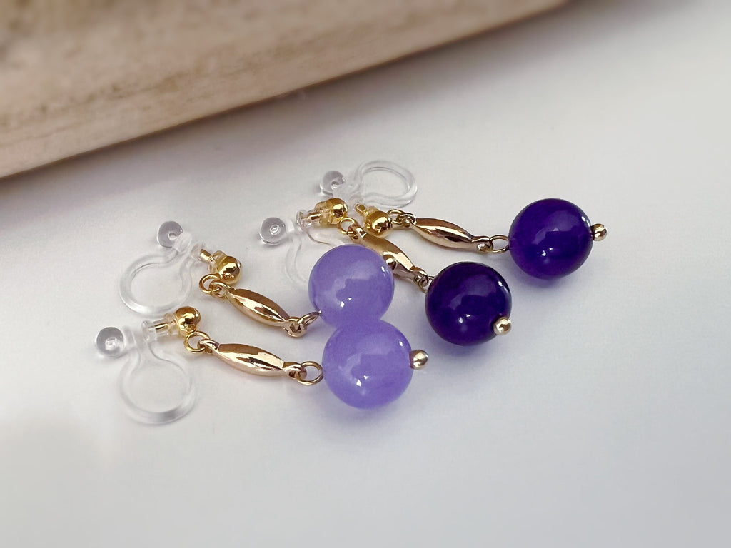 Boucles d'oreilles CLIPS INVISIBLES pendantes Or, petit barre, Perle couleur Violet Claire/ Violet foncé. Confortable. Prêt à offrir