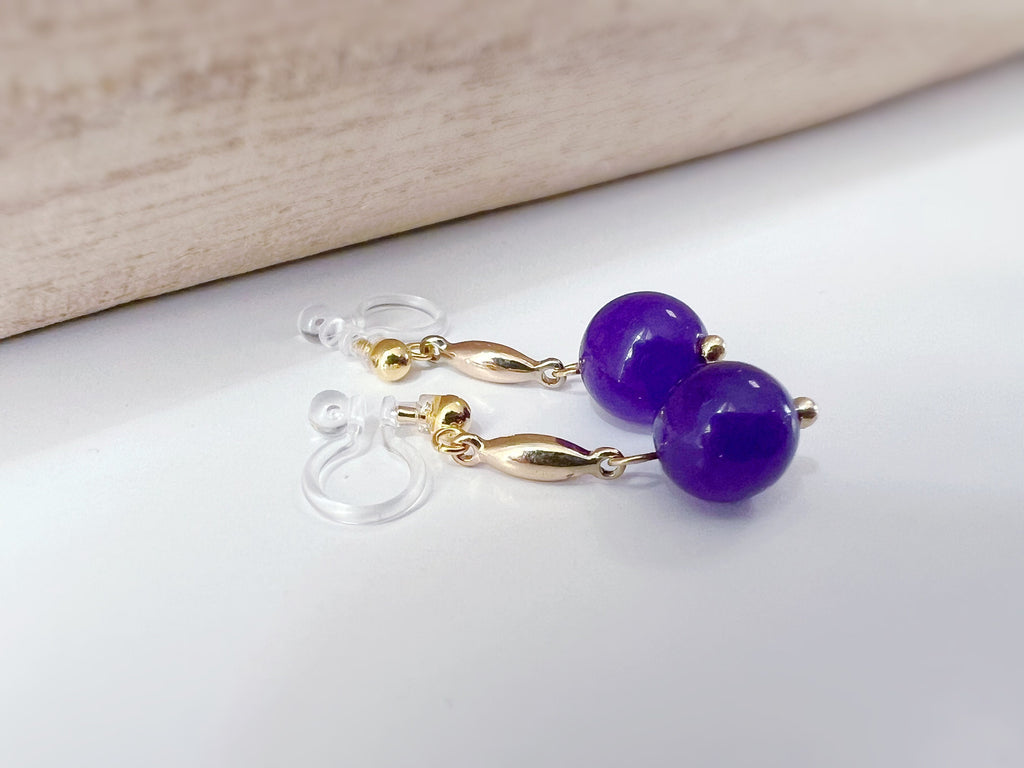 Boucles d'oreilles CLIPS INVISIBLES pendantes Or, petit barre, Perle couleur Violet Claire/ Violet foncé. Confortable. Prêt à offrir