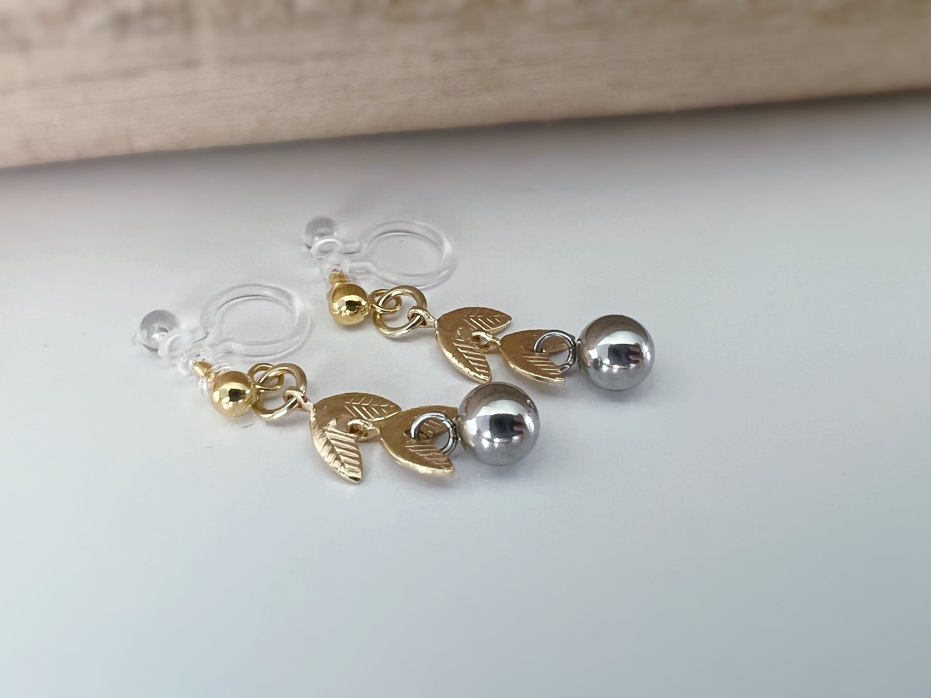 Boucles d'oreilles Clips INVISIBLES pendantes, Chaîne feuilles couleur or avec petit perle argenté. clips d'oreilles confortable.