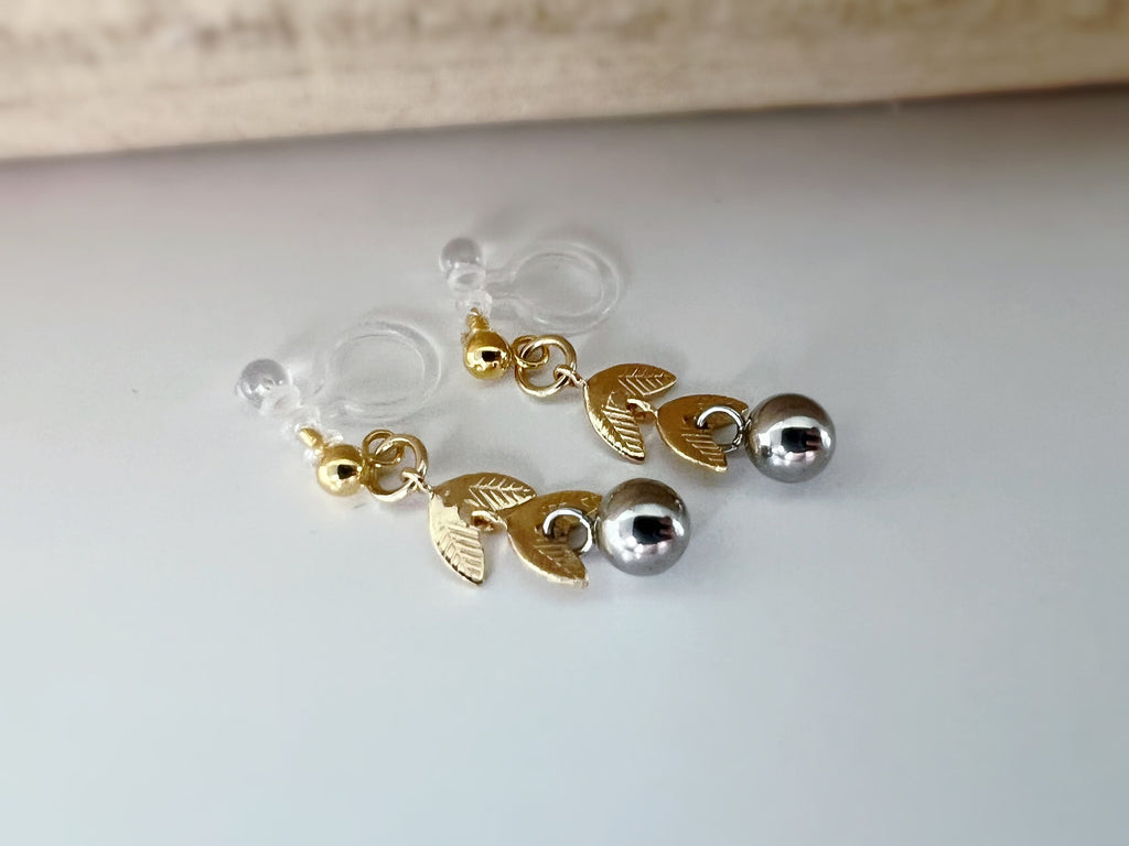 Boucles d'oreilles Clips INVISIBLES pendantes, Chaîne feuilles couleur or avec petit perle argenté. clips d'oreilles confortable.