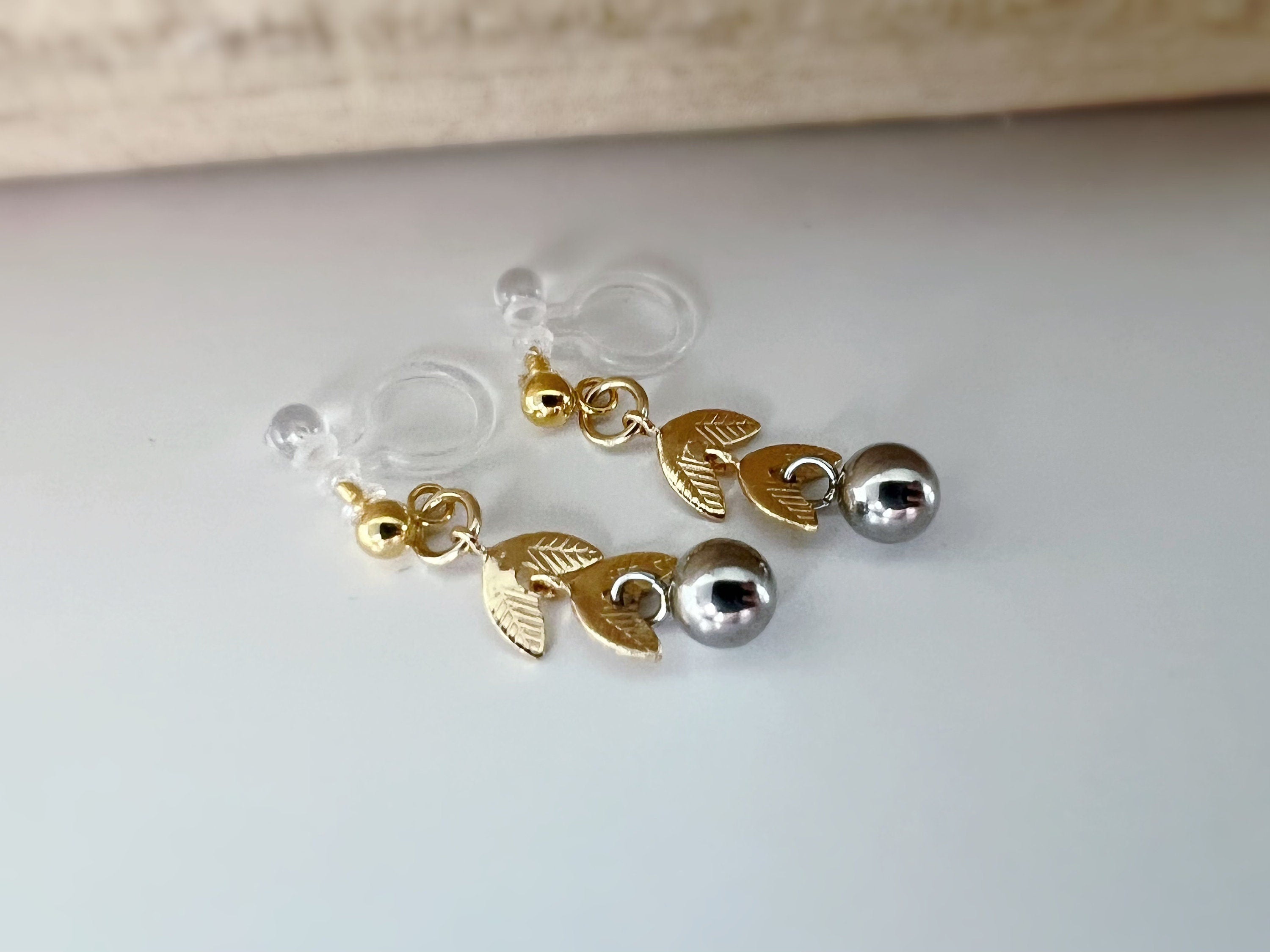 Boucles d'oreilles Clips INVISIBLES pendantes, Chaîne feuilles couleur or avec petit perle argenté. clips d'oreilles confortable.