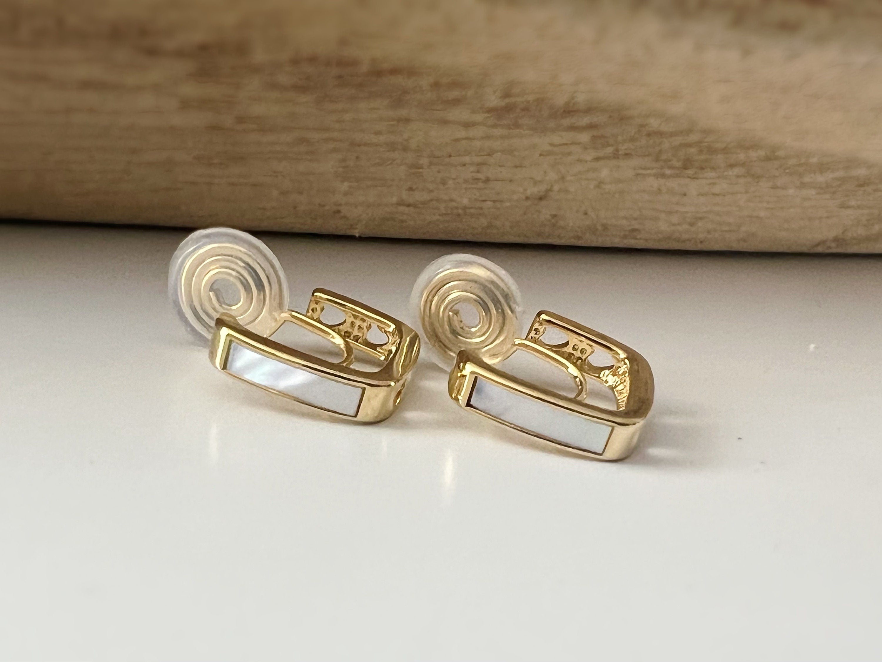 SANS DOULEUR ! Boucles d'oreilles CLIPS U spirale Or Petit carré en nacre blanc petit Coeur creux. Clips d'oreilles confortable Délicates
