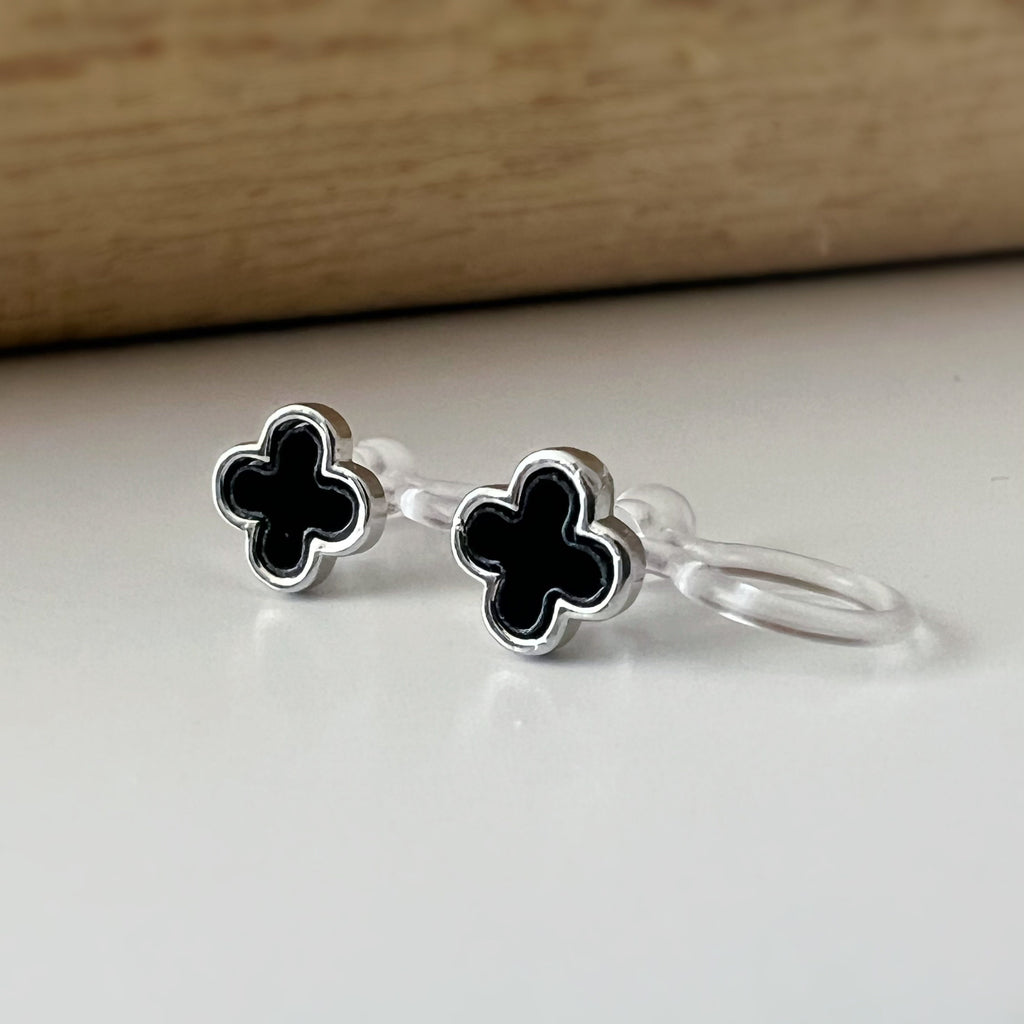 CLIPS d'oreilles invisibles Argent Mini Trèfle à 4 feuilles porte bonheur Noir/ Blanc/ Vert. Boucles d'oreilles confortable délicat