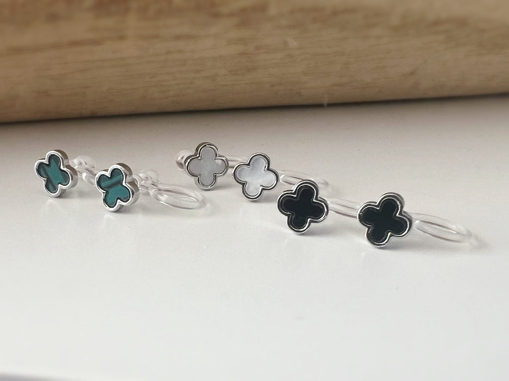 CLIPS d'oreilles invisibles Argent Mini Trèfle à 4 feuilles porte bonheur Noir/ Blanc/ Vert. Boucles d'oreilles confortable délicat