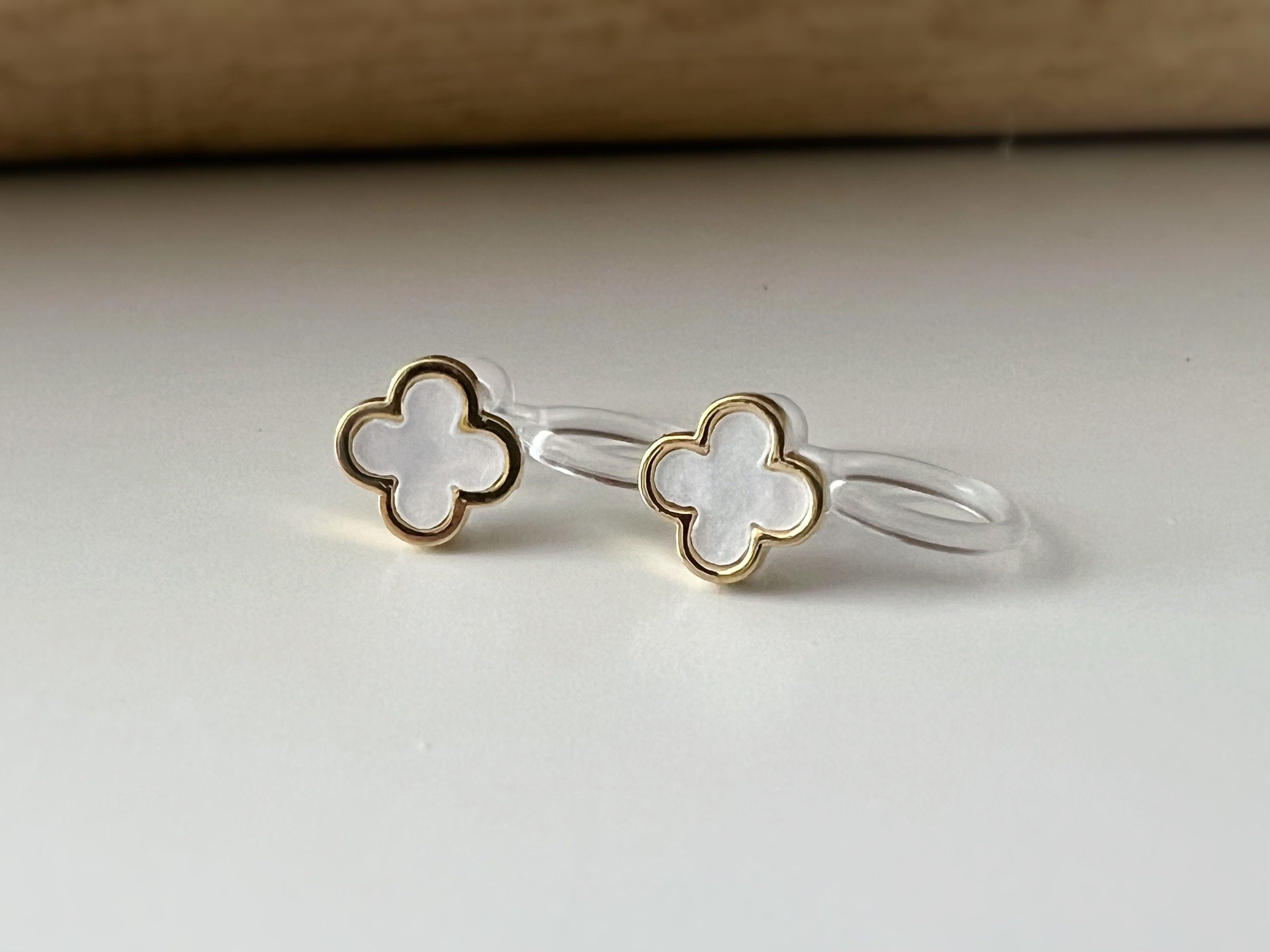 CLIPS d'oreilles invisibles Or Mini Trèfle à 4 feuilles porte bonheur Noir/ Blanc/ Rouge/ Vert. Boucles d'oreilles confortable délicat