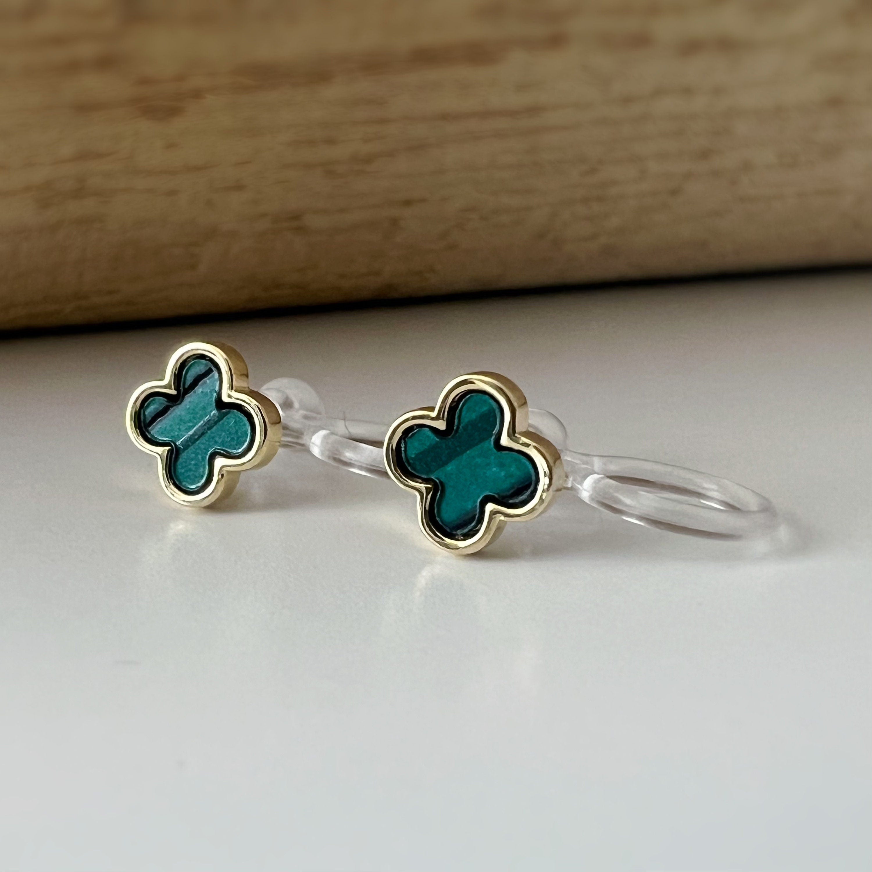 CLIPS d'oreilles invisibles Or Mini Trèfle à 4 feuilles porte bonheur Noir/ Blanc/ Rouge/ Vert. Boucles d'oreilles confortable délicat