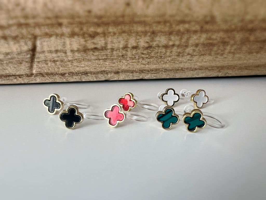 CLIPS d'oreilles invisibles Or Mini Trèfle à 4 feuilles porte bonheur Noir/ Blanc/ Rouge/ Vert. Boucles d'oreilles confortable délicat