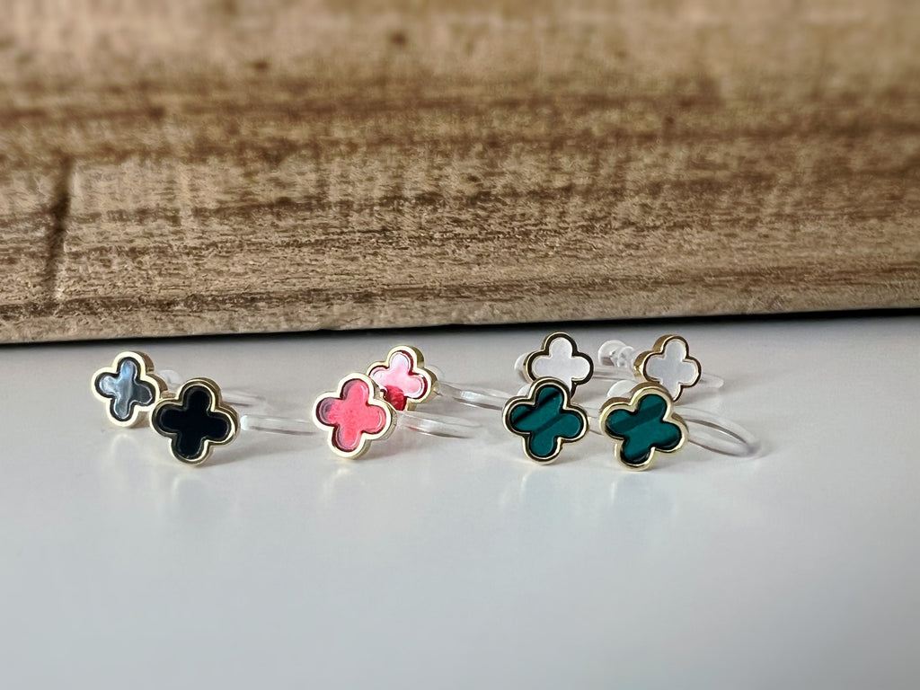 CLIPS d'oreilles invisibles Or Mini Trèfle à 4 feuilles porte bonheur Noir/ Blanc/ Rouge/ Vert. Boucles d'oreilles confortable délicat