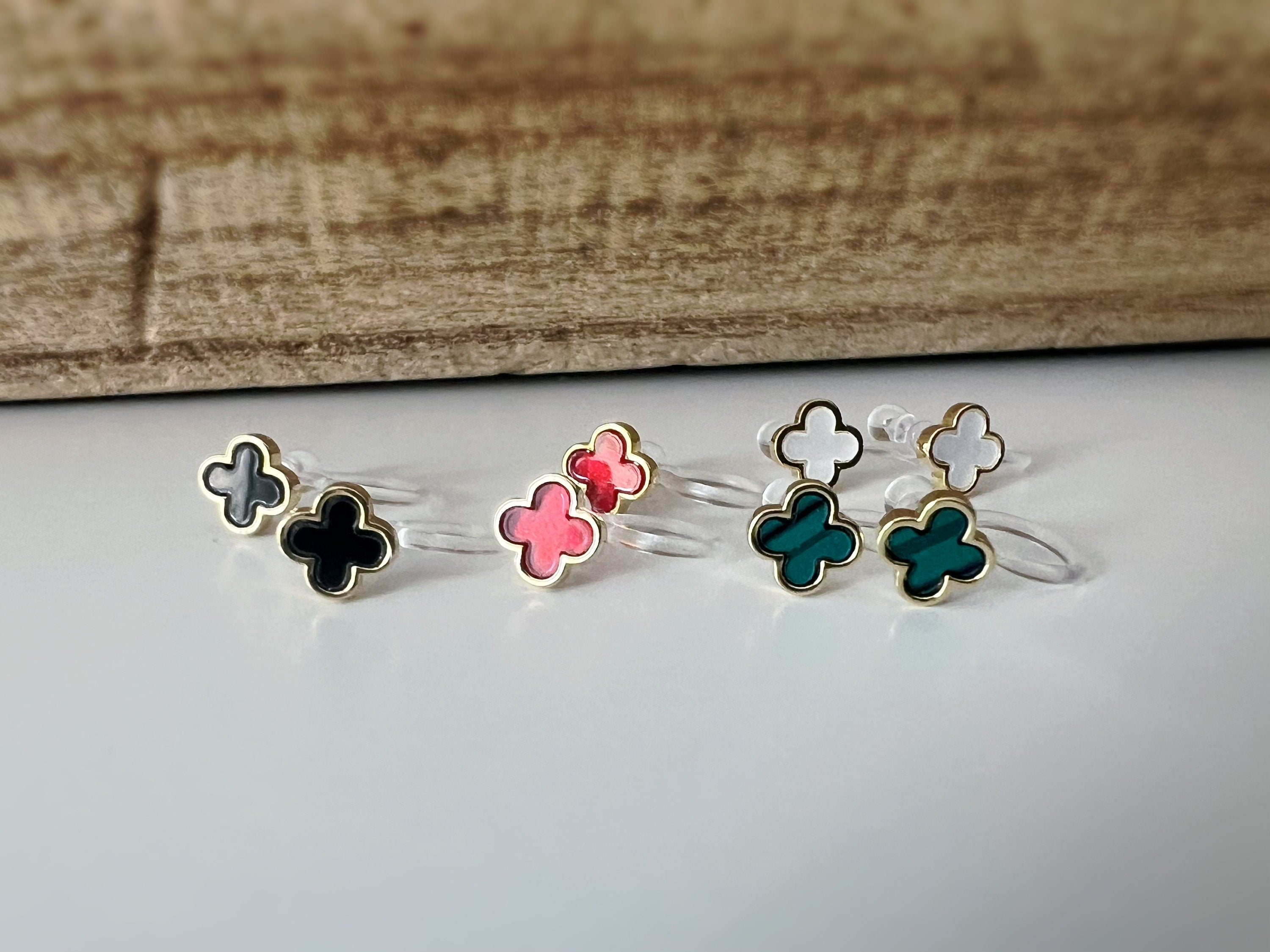 CLIPS d'oreilles invisibles Or Mini Trèfle à 4 feuilles porte bonheur Noir/ Blanc/ Rouge/ Vert. Boucles d'oreilles confortable délicat