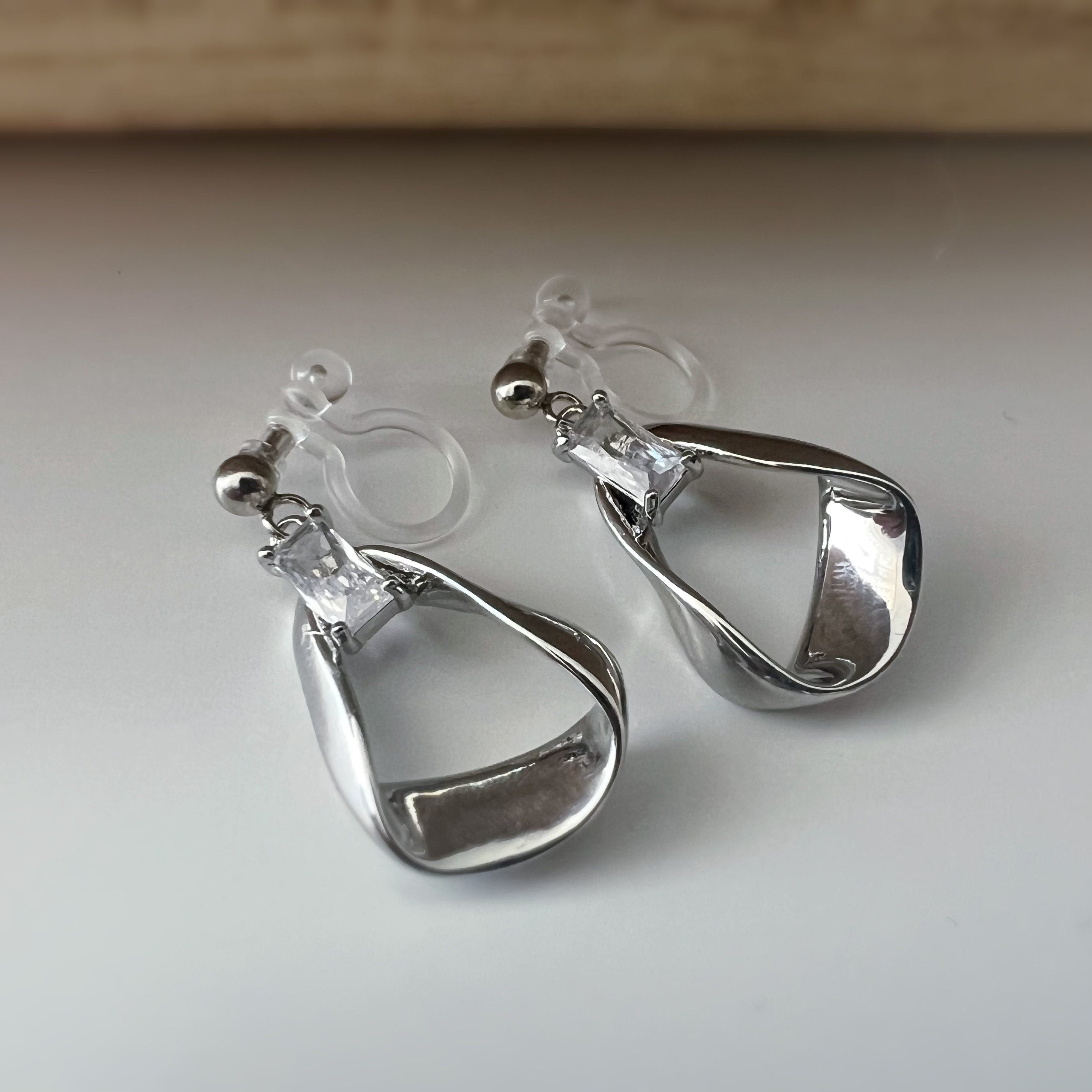 Boucles d'oreilles CLIPS résine invisible zircon rectangle, triangle irrégulier couleur argent. Clips d'oreilles confortable