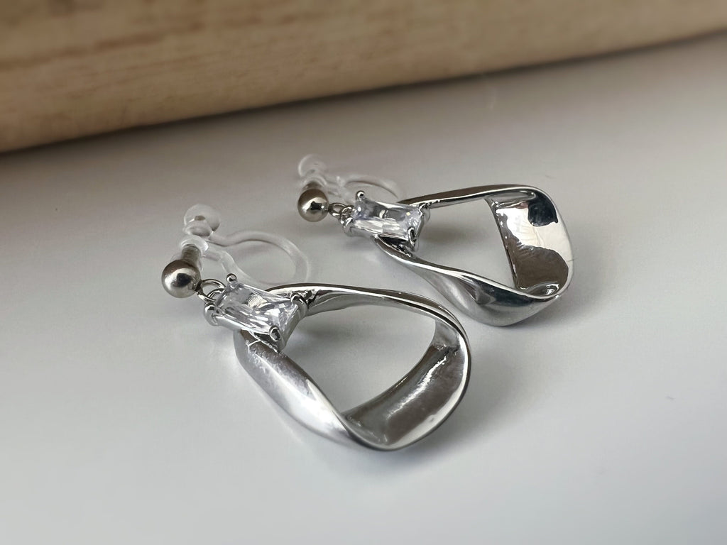 Boucles d'oreilles CLIPS résine invisible zircon rectangle, triangle irrégulier couleur argent. Clips d'oreilles confortable