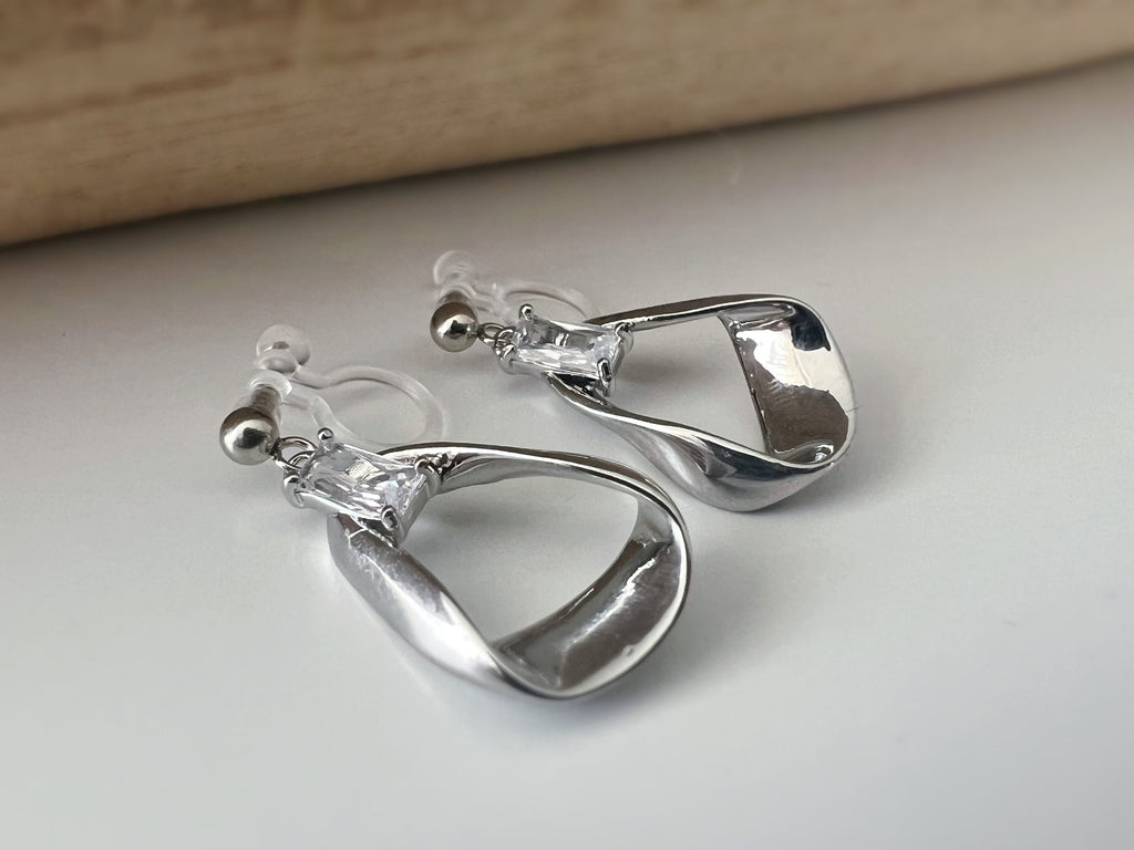 Boucles d'oreilles CLIPS résine invisible zircon rectangle, triangle irrégulier couleur argent. Clips d'oreilles confortable