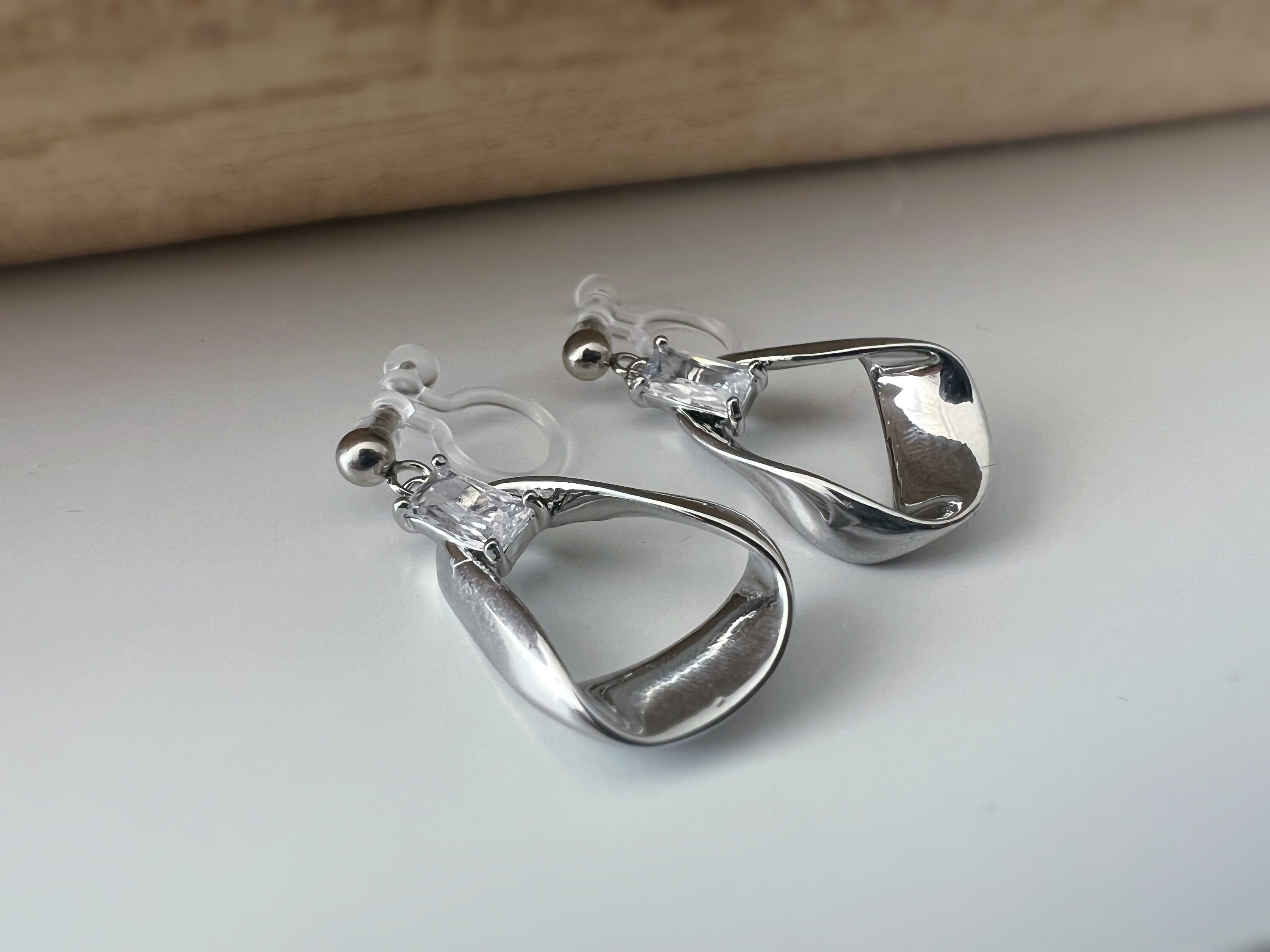 Boucles d'oreilles CLIPS résine invisible zircon rectangle, triangle irrégulier couleur argent. Clips d'oreilles confortable