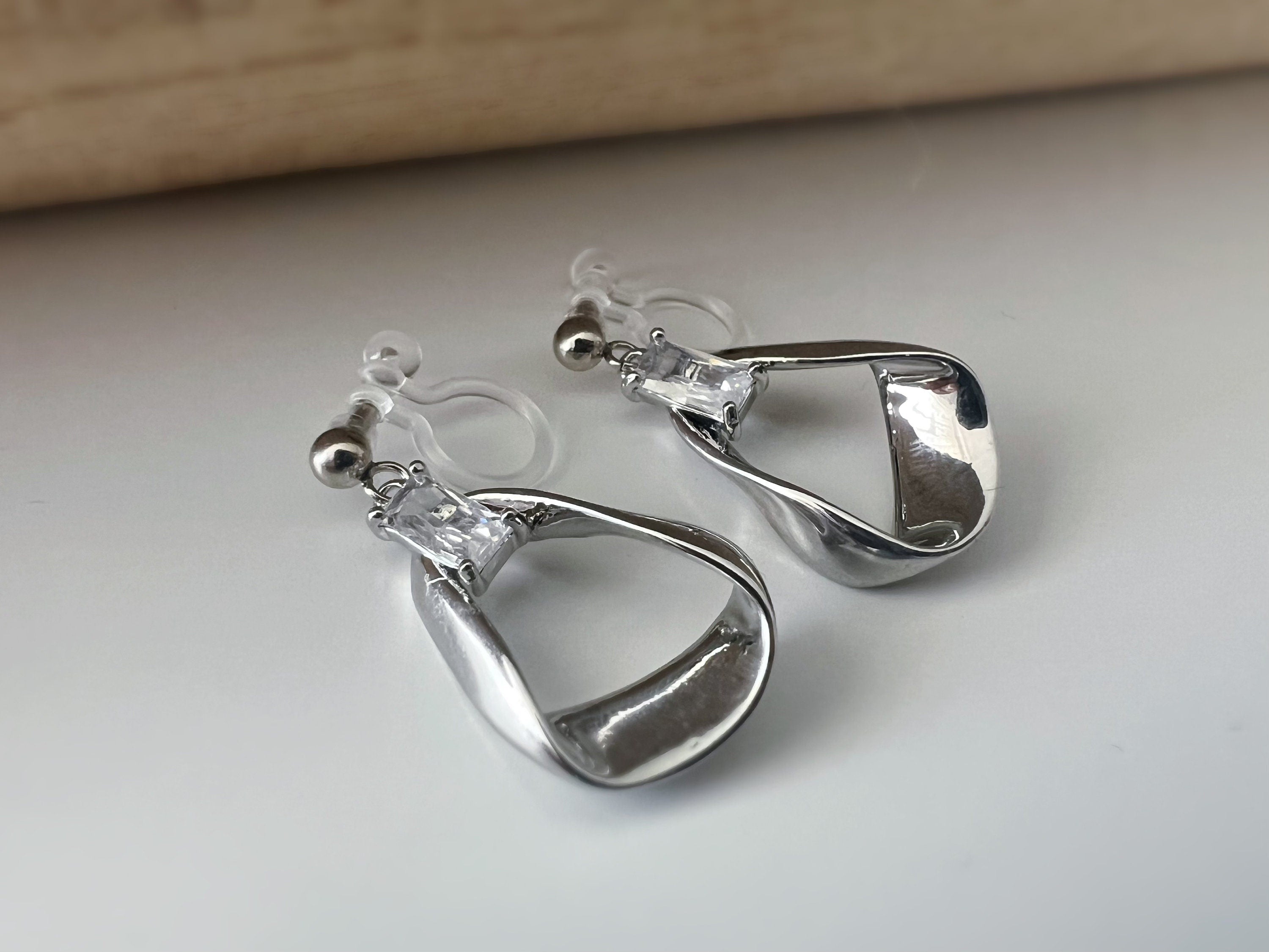 Boucles d'oreilles CLIPS résine invisible zircon rectangle, triangle irrégulier couleur argent. Clips d'oreilles confortable