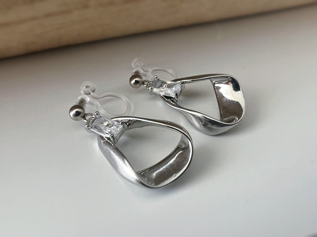 Boucles d'oreilles CLIPS résine invisible zircon rectangle, triangle irrégulier couleur argent. Clips d'oreilles confortable
