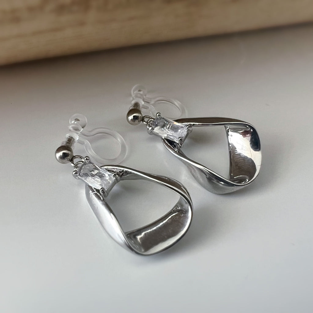 Boucles d'oreilles CLIPS résine invisible zircon rectangle, triangle irrégulier couleur argent. Clips d'oreilles confortable