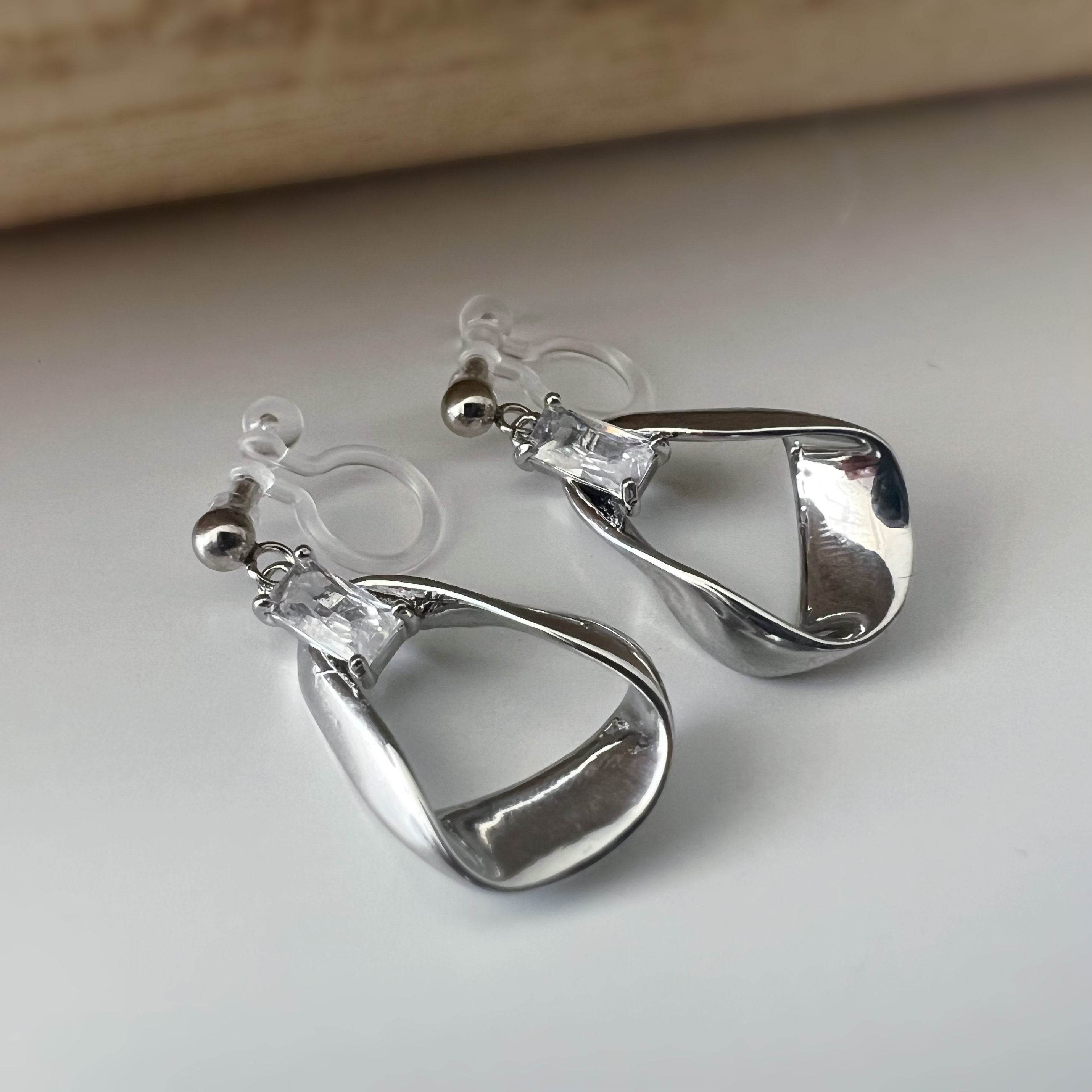 Boucles d'oreilles CLIPS résine invisible zircon rectangle, triangle irrégulier couleur argent. Clips d'oreilles confortable
