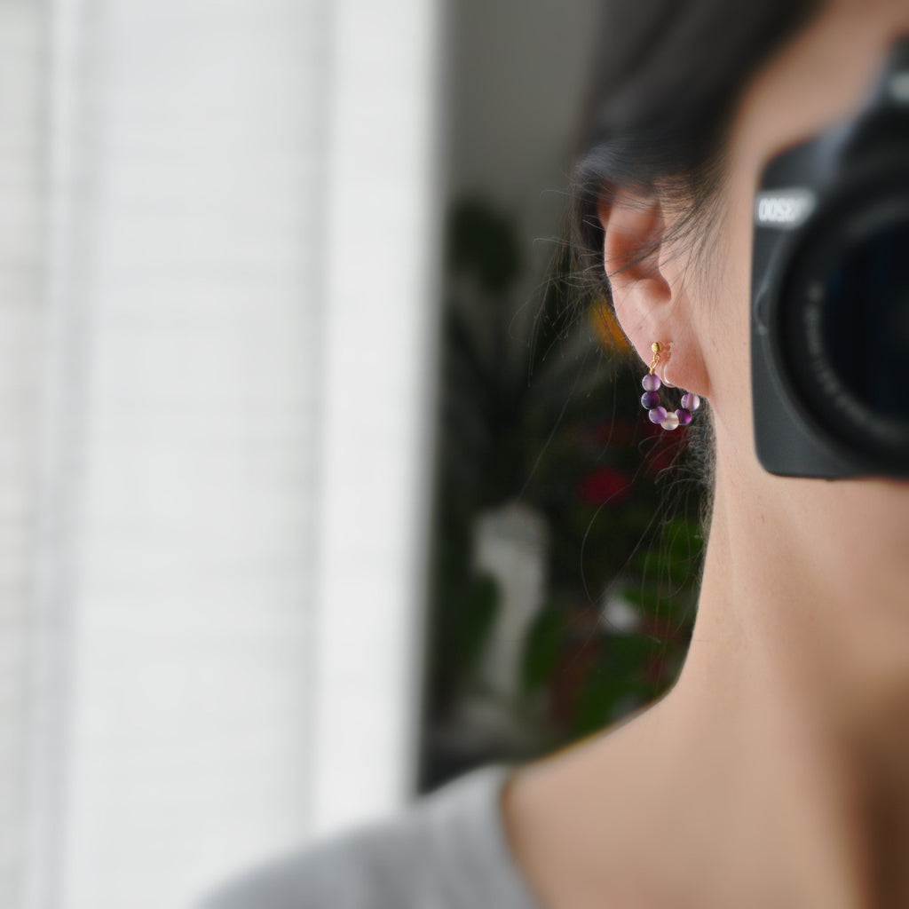 Boucles d'oreilles CLIPS INVISIBLE or pendantes, Petites perles violet perle améthyste, , Clips d'oreilles confortable perle créole.