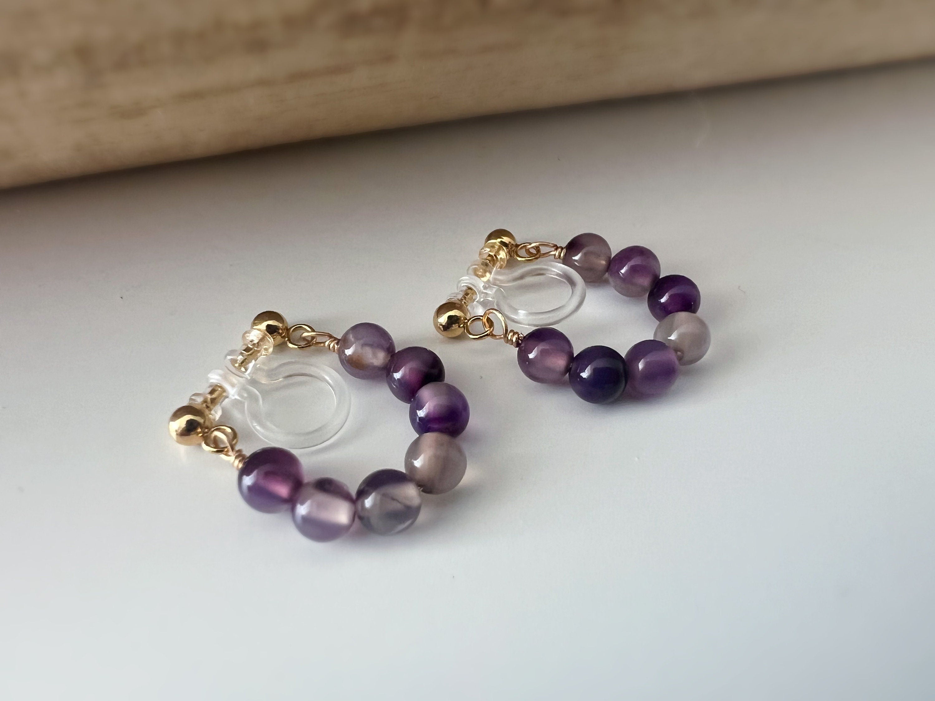 Boucles d'oreilles CLIPS INVISIBLE or pendantes, Petites perles violet perle améthyste, , Clips d'oreilles confortable perle créole.