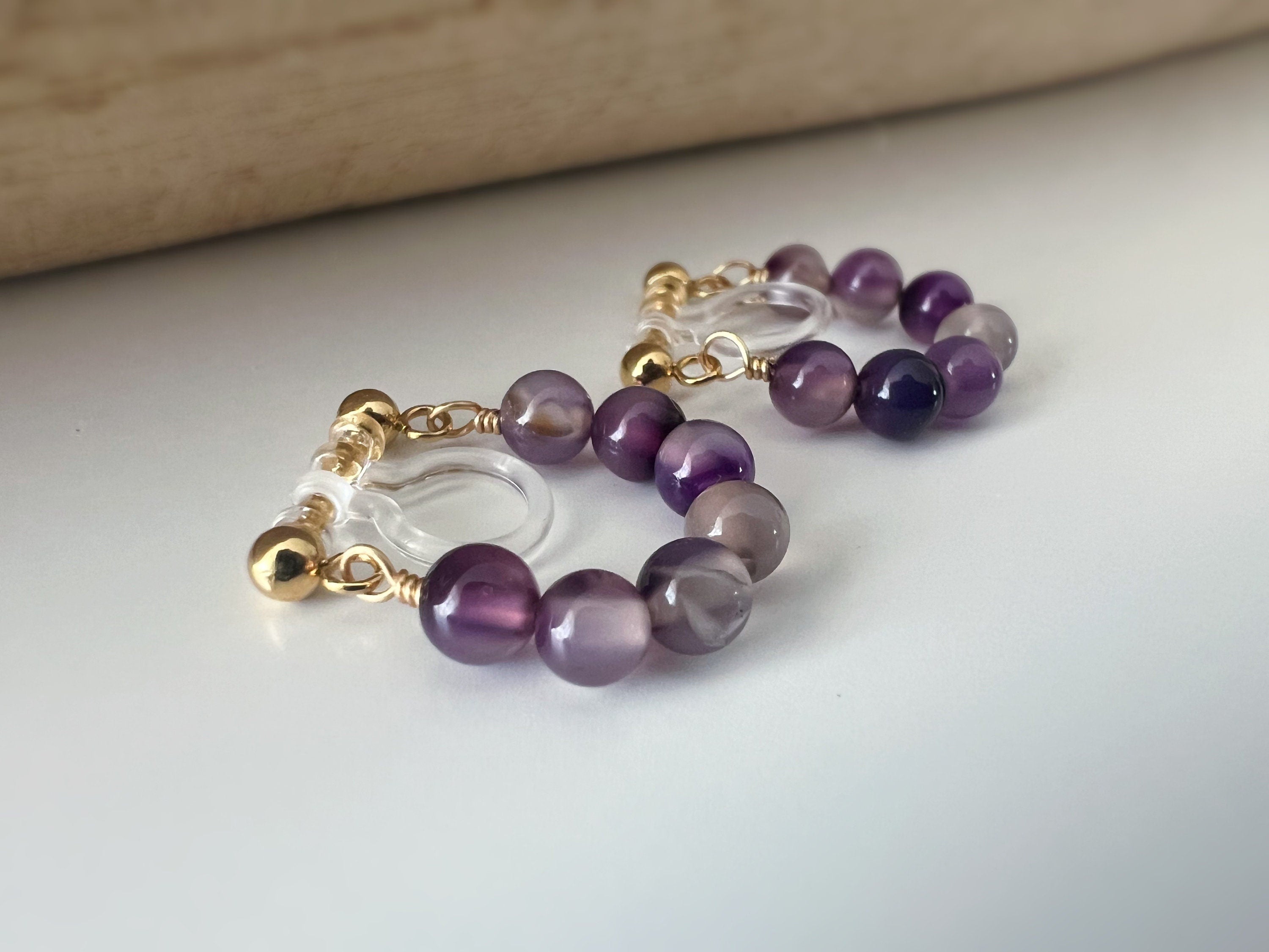 Boucles d'oreilles CLIPS INVISIBLE or pendantes, Petites perles violet perle améthyste, , Clips d'oreilles confortable perle créole.