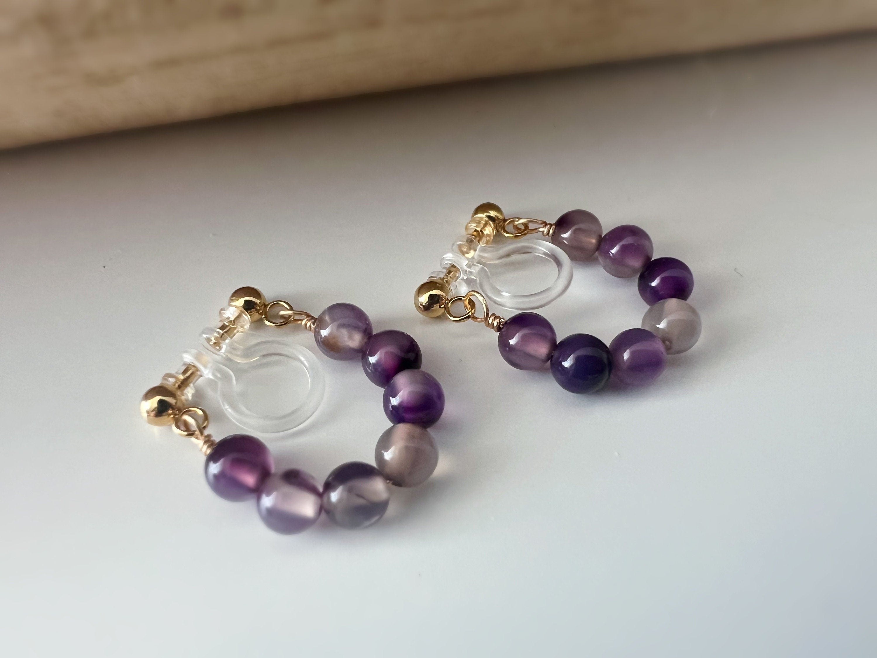 Boucles d'oreilles CLIPS INVISIBLE or pendantes, Petites perles violet perle améthyste, , Clips d'oreilles confortable perle créole.