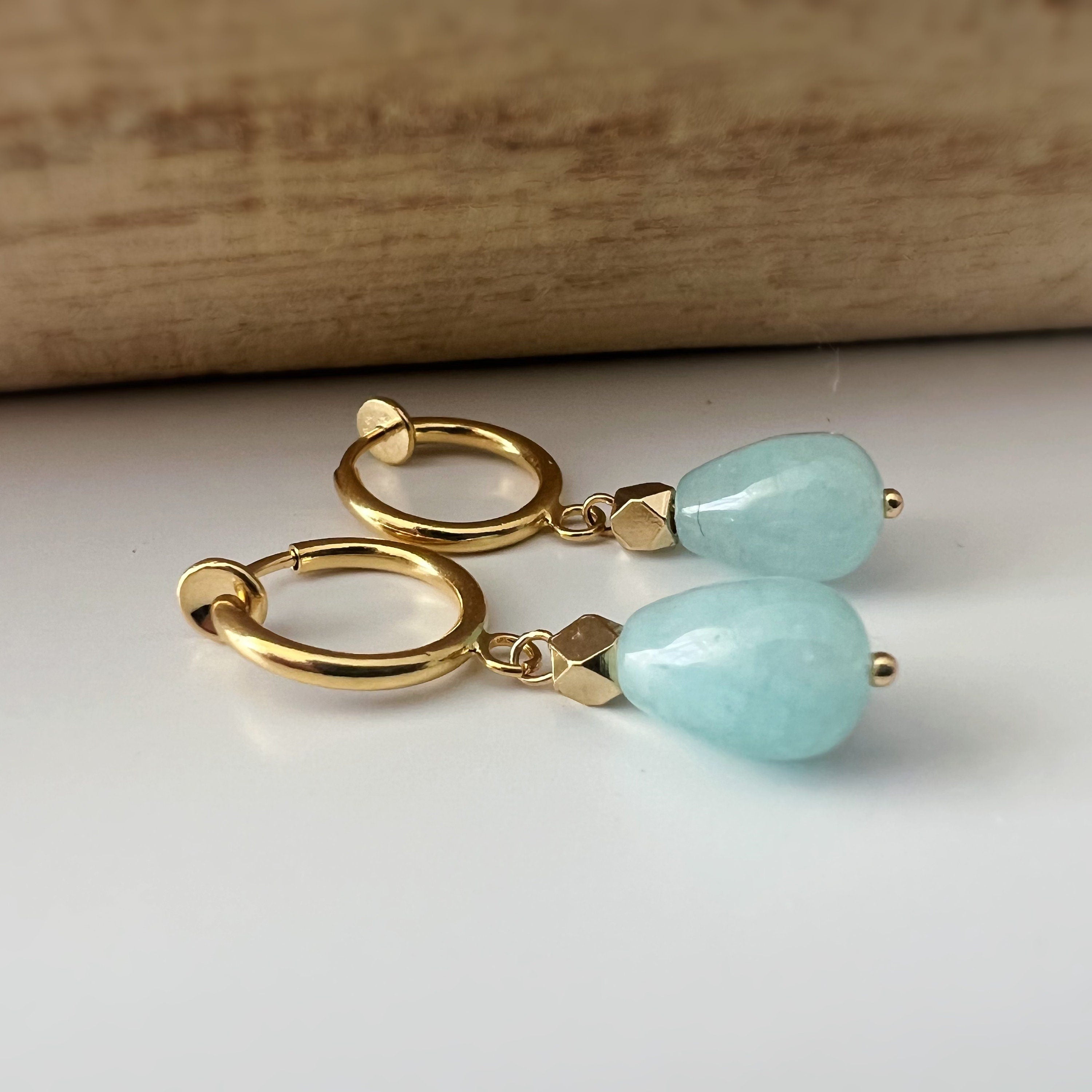 Clips d'oreille CLIPS pendants anneaux Créoles doré avec Perle goutte d'eau Bleu claire/ Violet calcédoine. Bijoux quotidien Anneaux 1.3cm