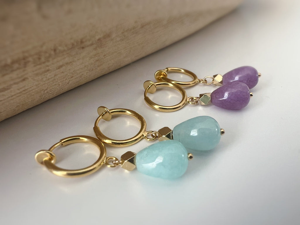 Clips d'oreille CLIPS pendants anneaux Créoles doré avec Perle goutte d'eau Bleu claire/ Violet calcédoine. Bijoux quotidien Anneaux 1.3cm